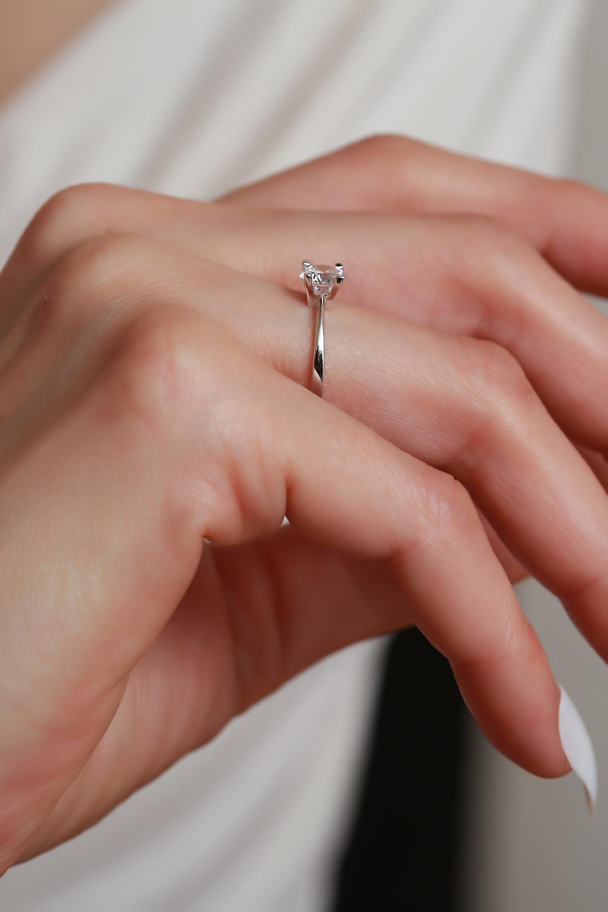 Tiffany style diamond single stone ring-hautamhiepplus.vn