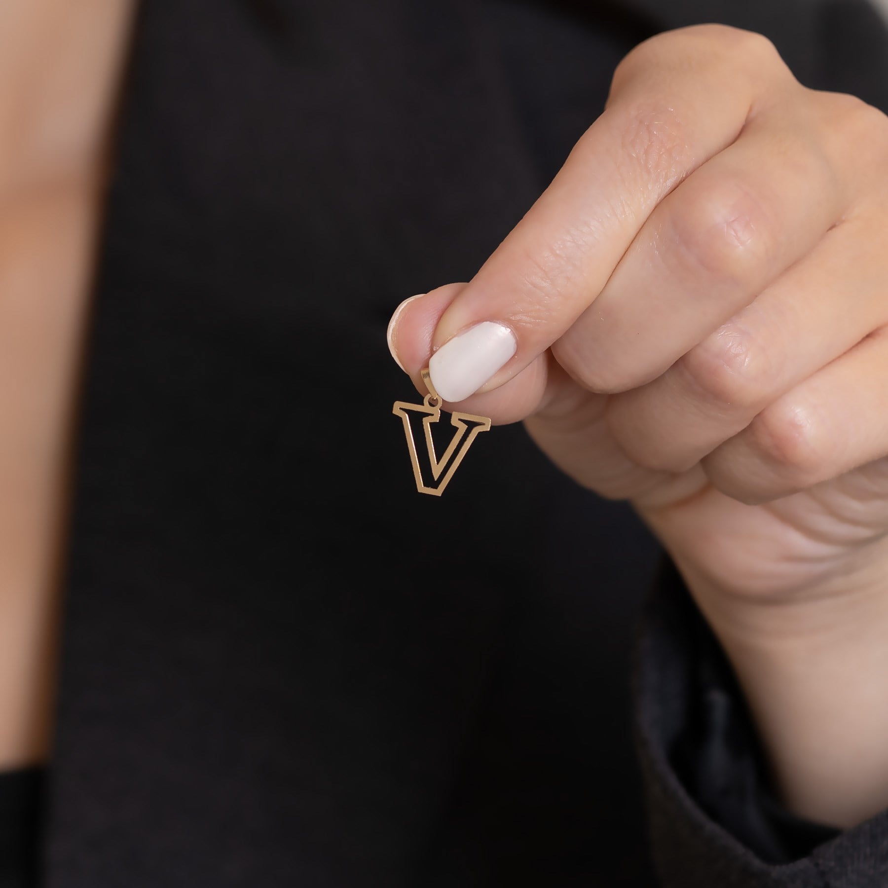 14 Ayar Altın V Harf Soft Kolye Ucu