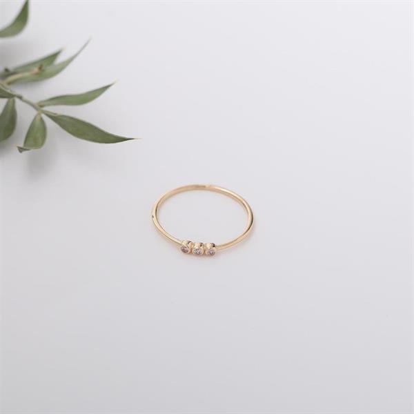 14 Ayar Altın Üç Taşlı Minimal Beyaz Yüzük 
