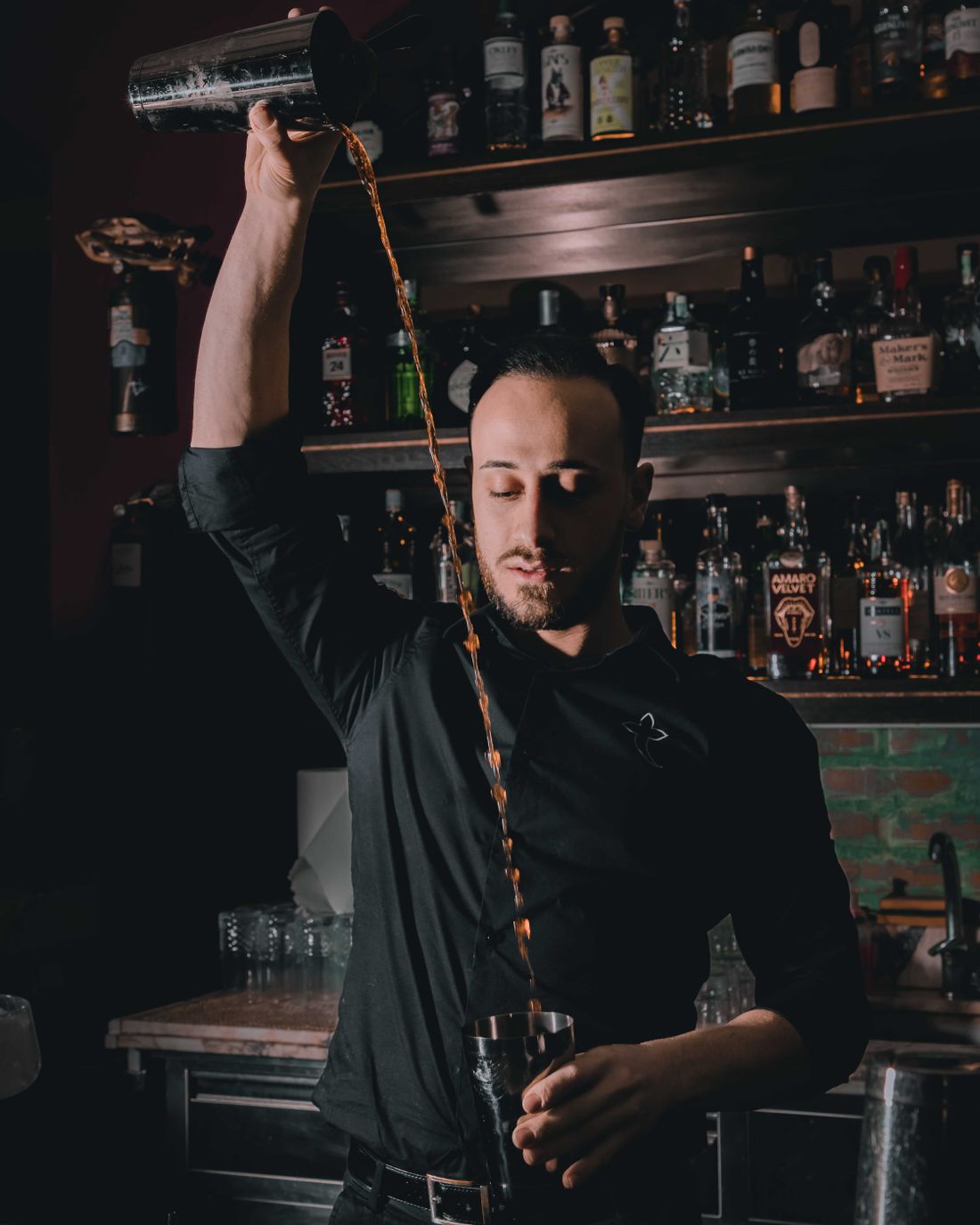 Kokteyl hazırlayan barmen
