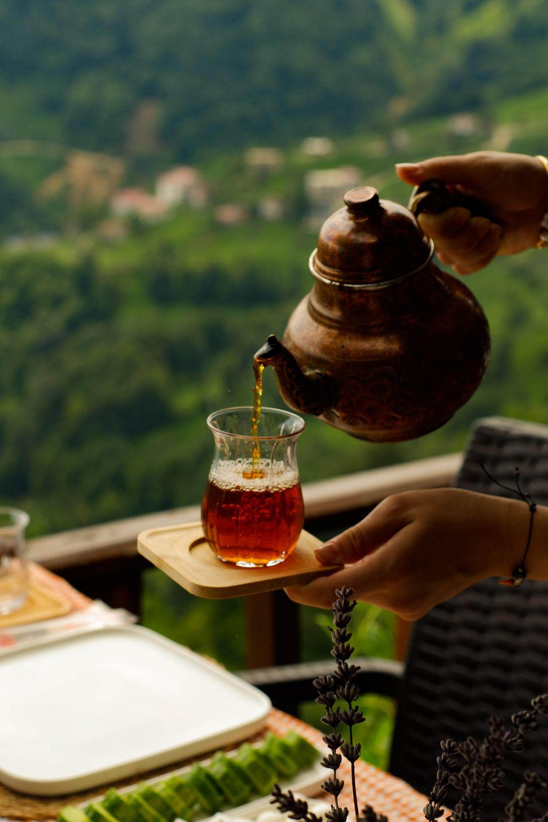 Bakır demlikten ince belli bardağa çay