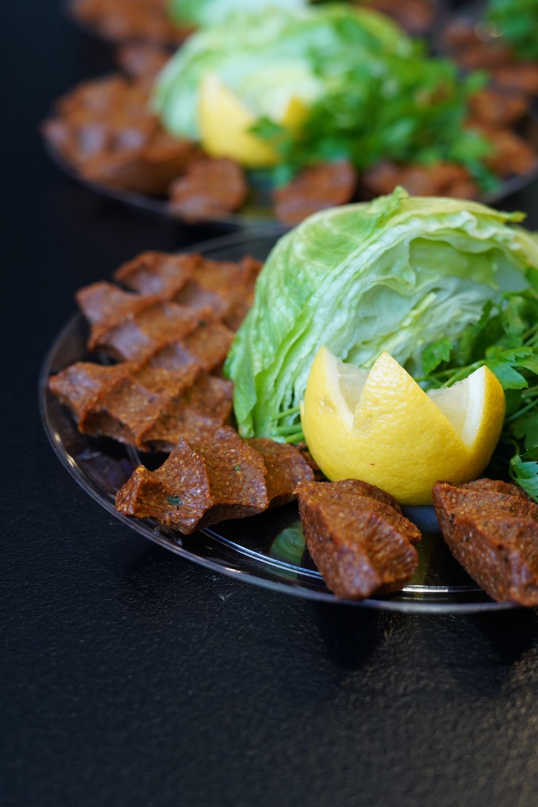 Marul ve limonla servis edilen çiğköfte