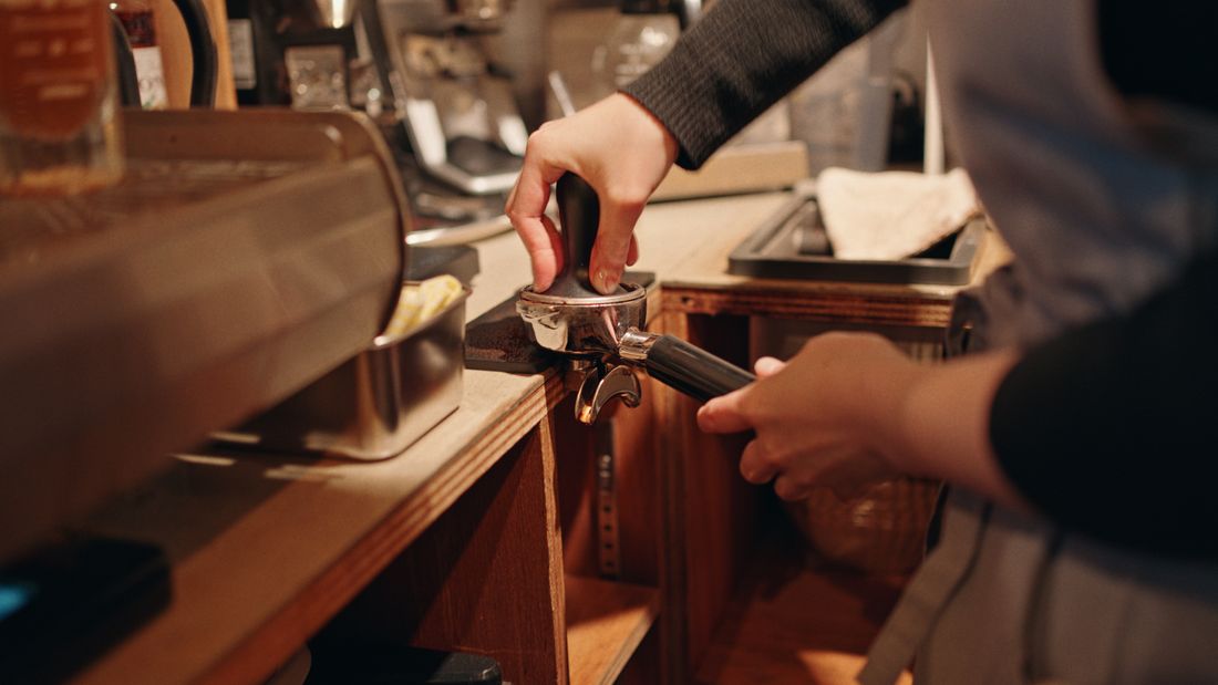 Espresso hazırlayan barista