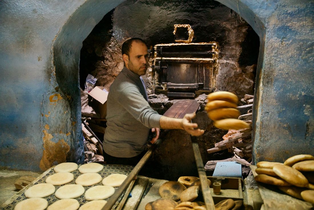 Taş fırında ekmek pişiren fırıncı