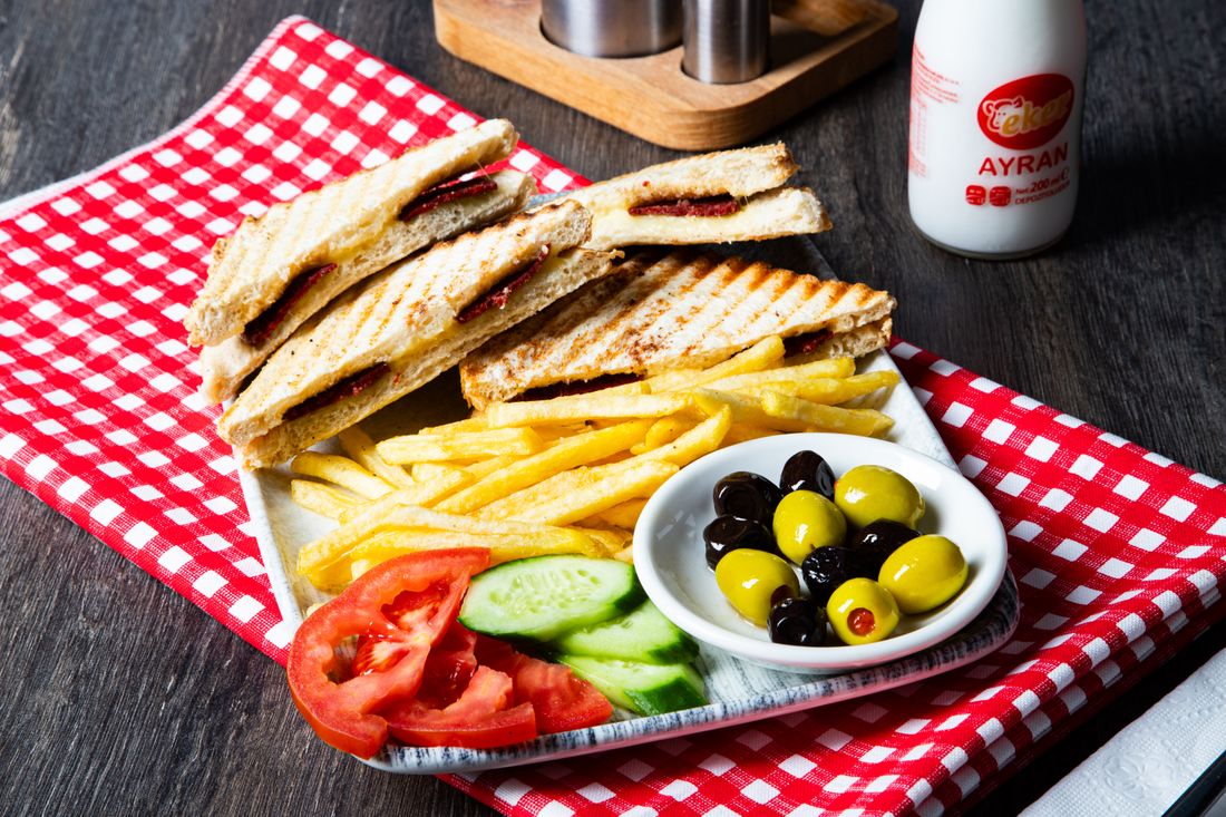 Tost, patates ve ayranlı kantin tepsisi