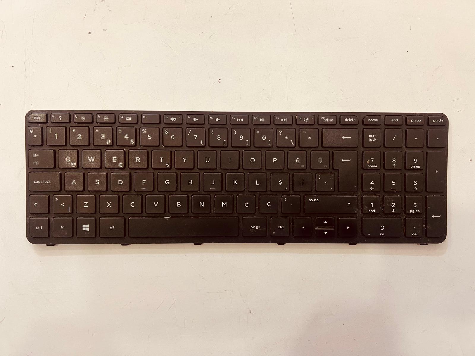 Klavye - Tuş TakımıHP ORİJİNAL SORUNSUZ ÇIKMA ÜRÜN TPN-C117 KLAVYE 15-R113NT MODEL: NSK-CN6SC STOK:Z95