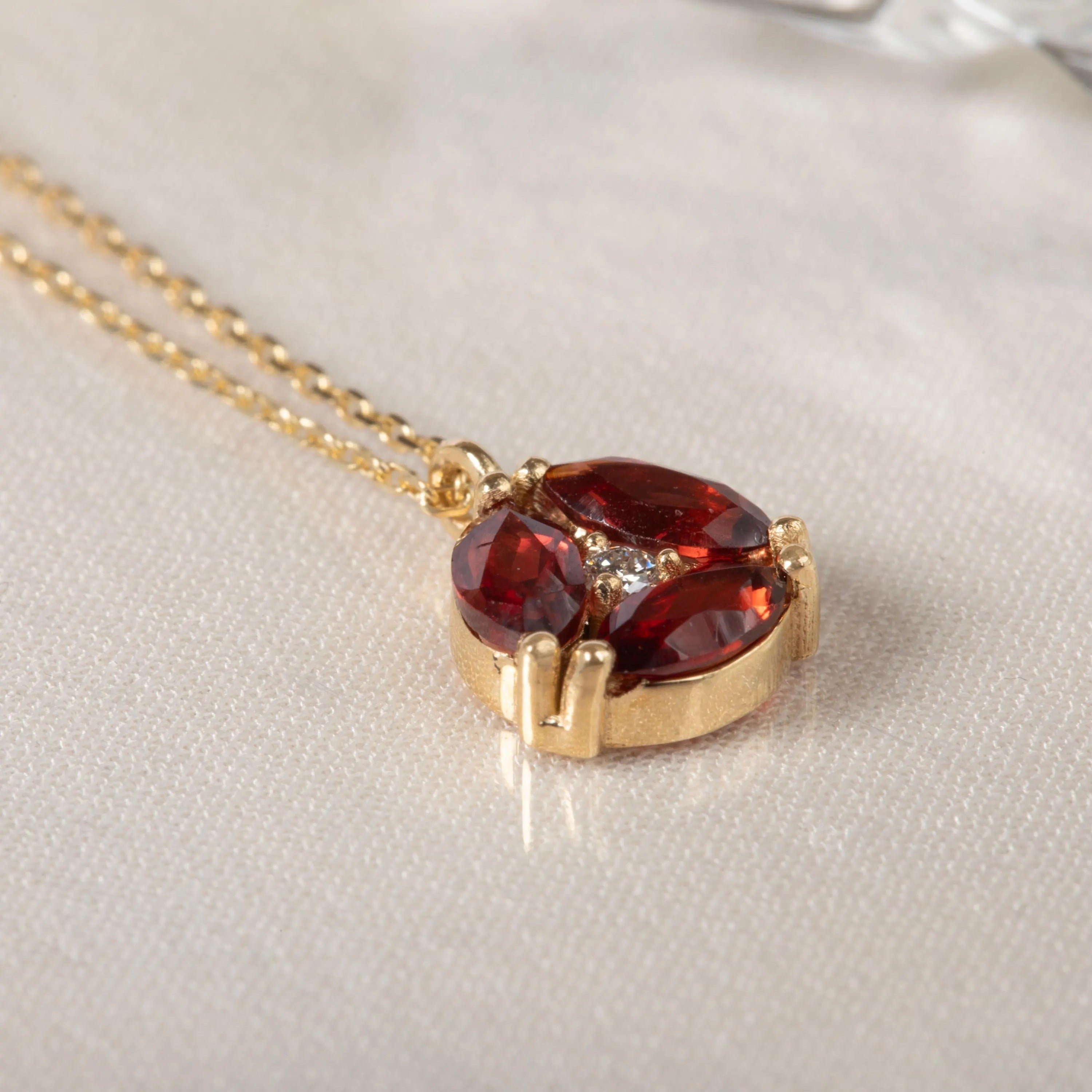 0.99 Karat Pırlanta ve Garnet Altın Kolye