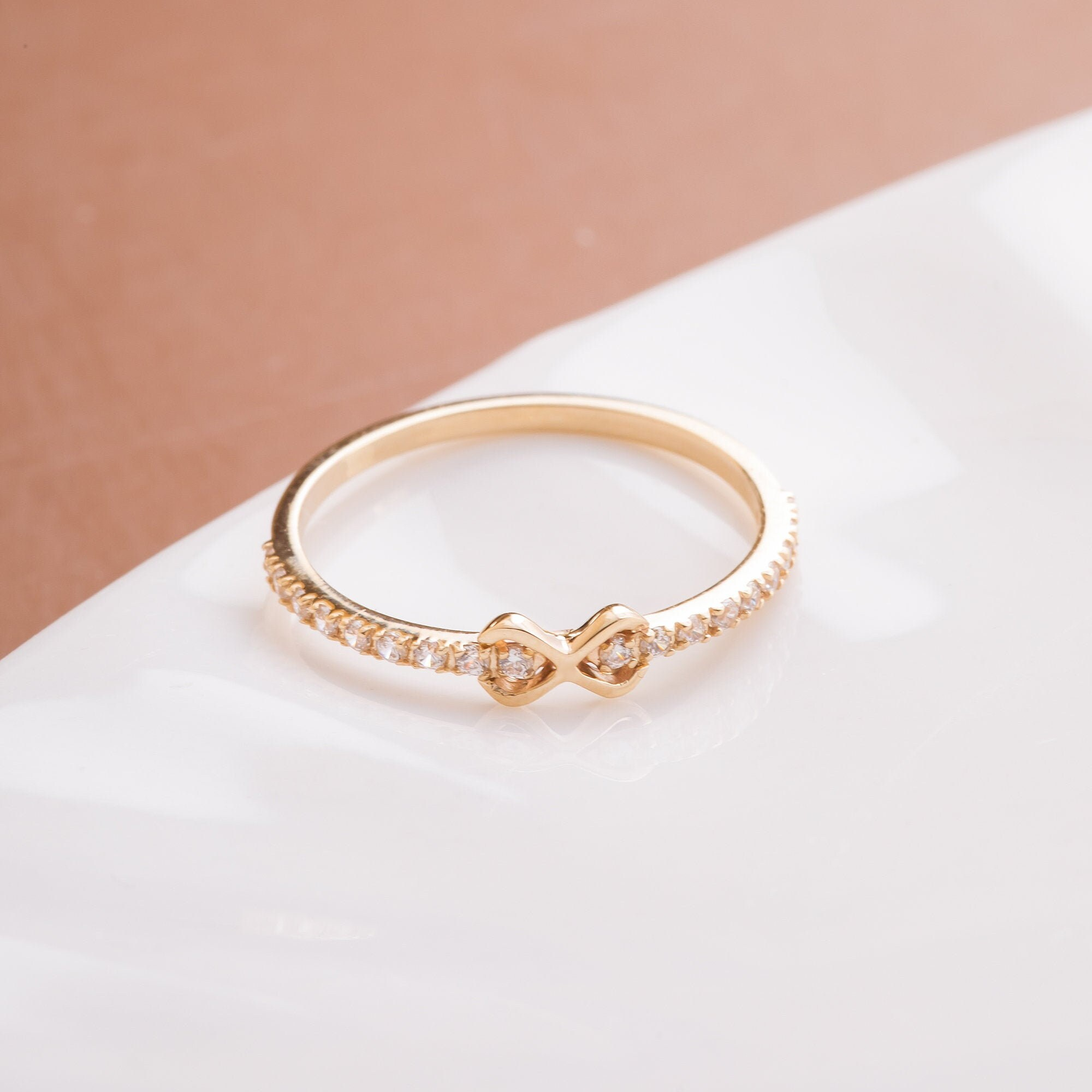 Altın Sonsuzluk Figürlü Taşlı Yüzük