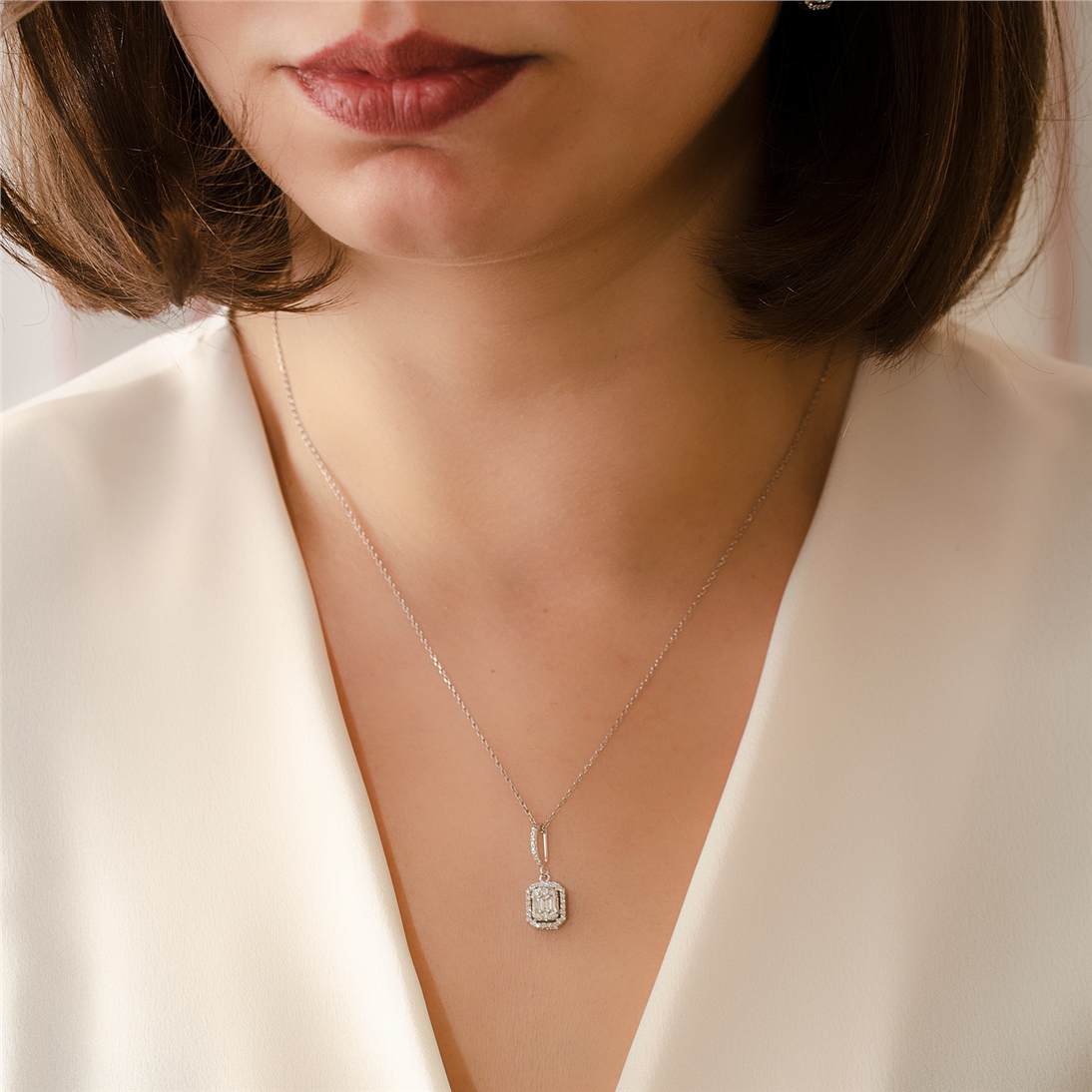 0.32 Karat Pırlanta Baget Kolye