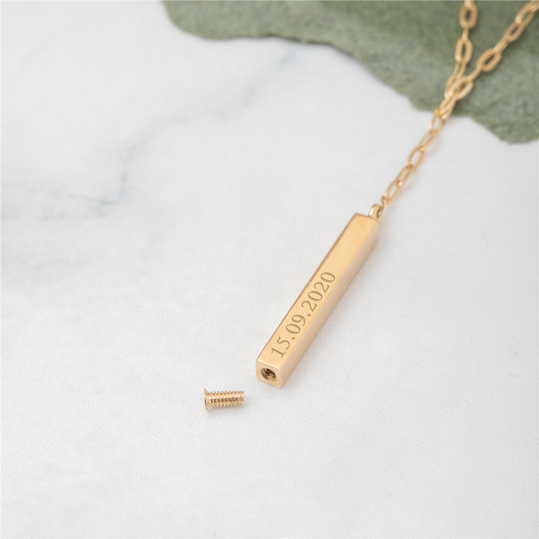 Solid Gold Vertical Bar Urn with Paperclip Chain