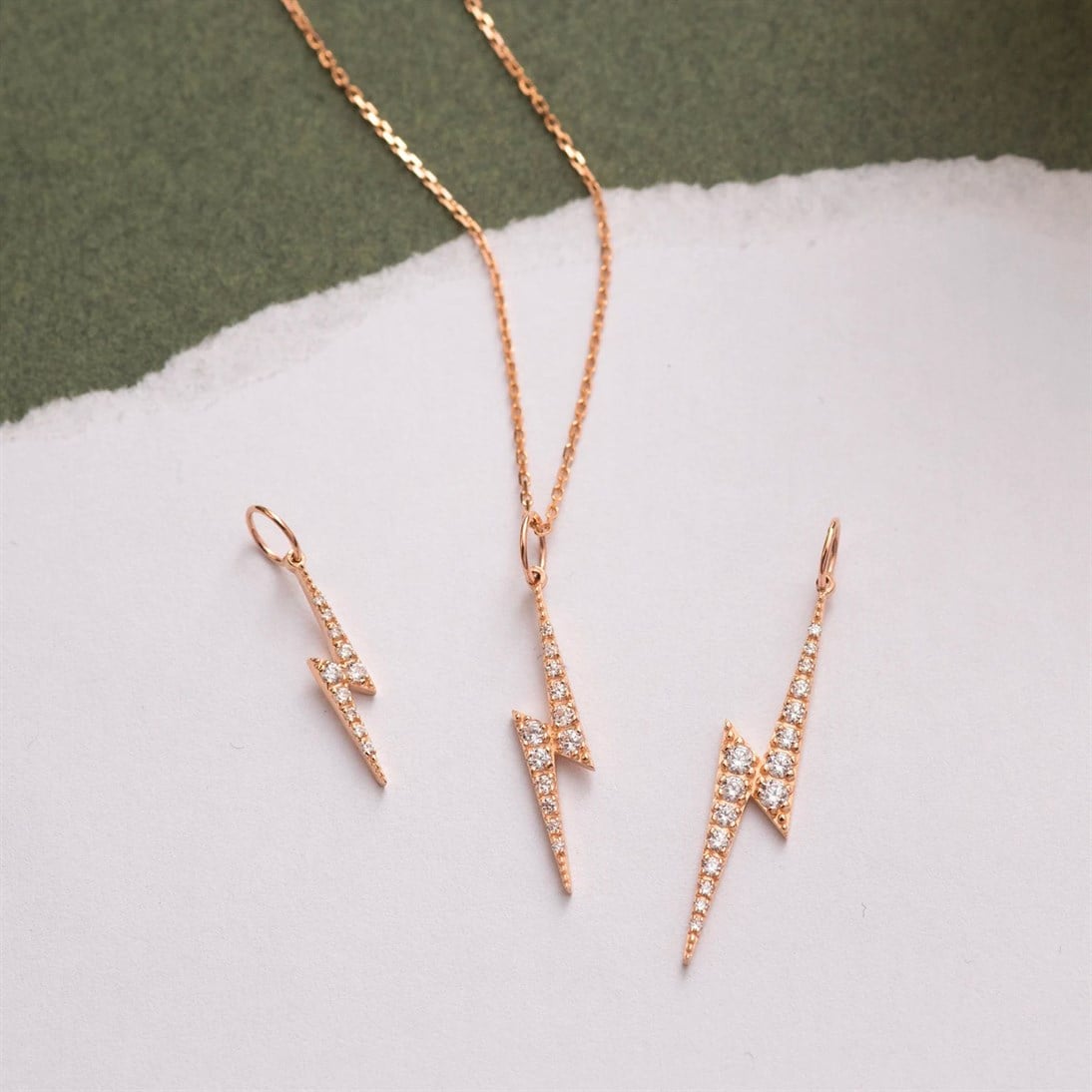 Altın Dikey Şimşek Kolye