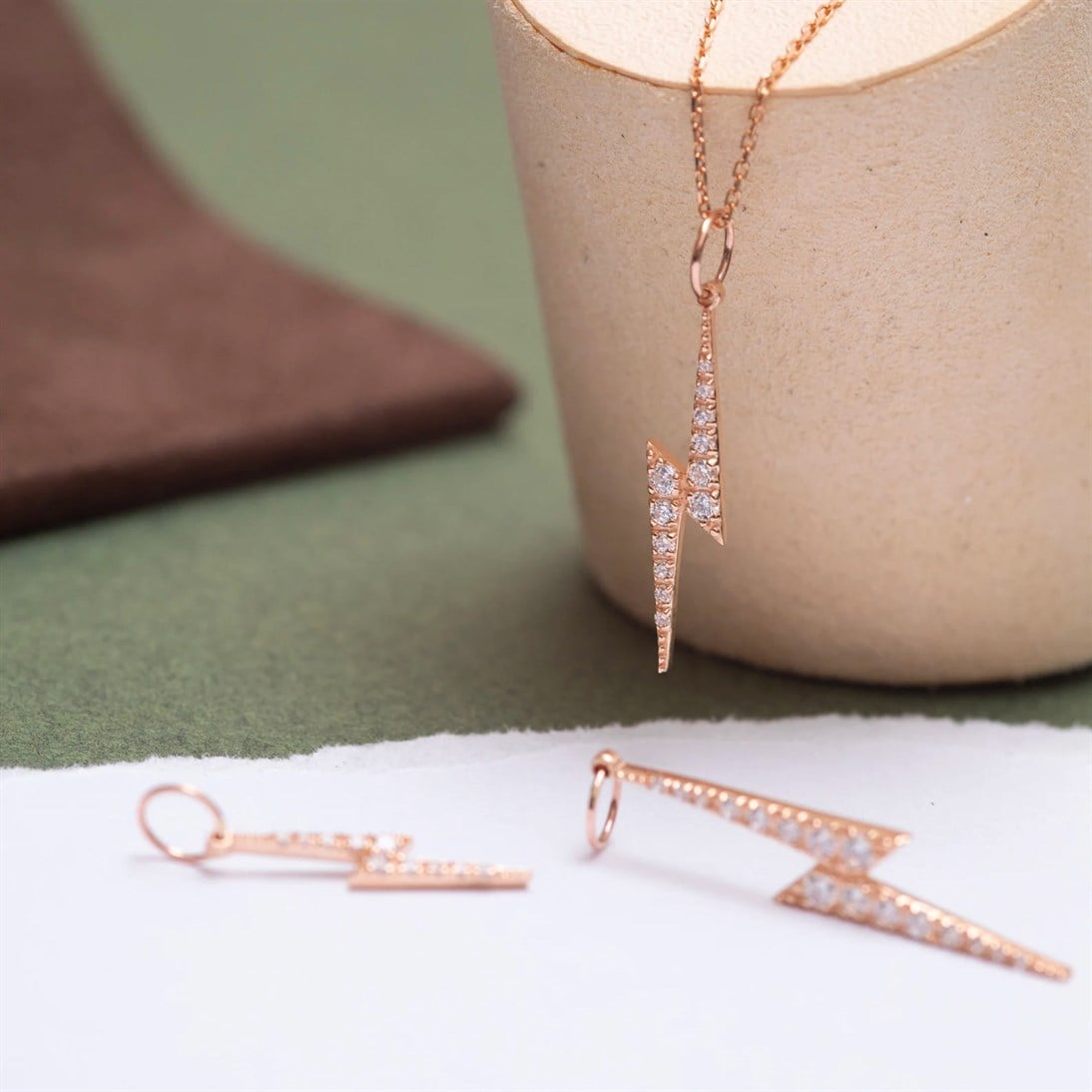 Altın Dikey Şimşek Kolye