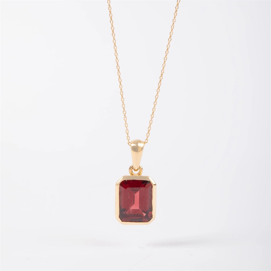 2.36 Carat Garnet Gold Necklace