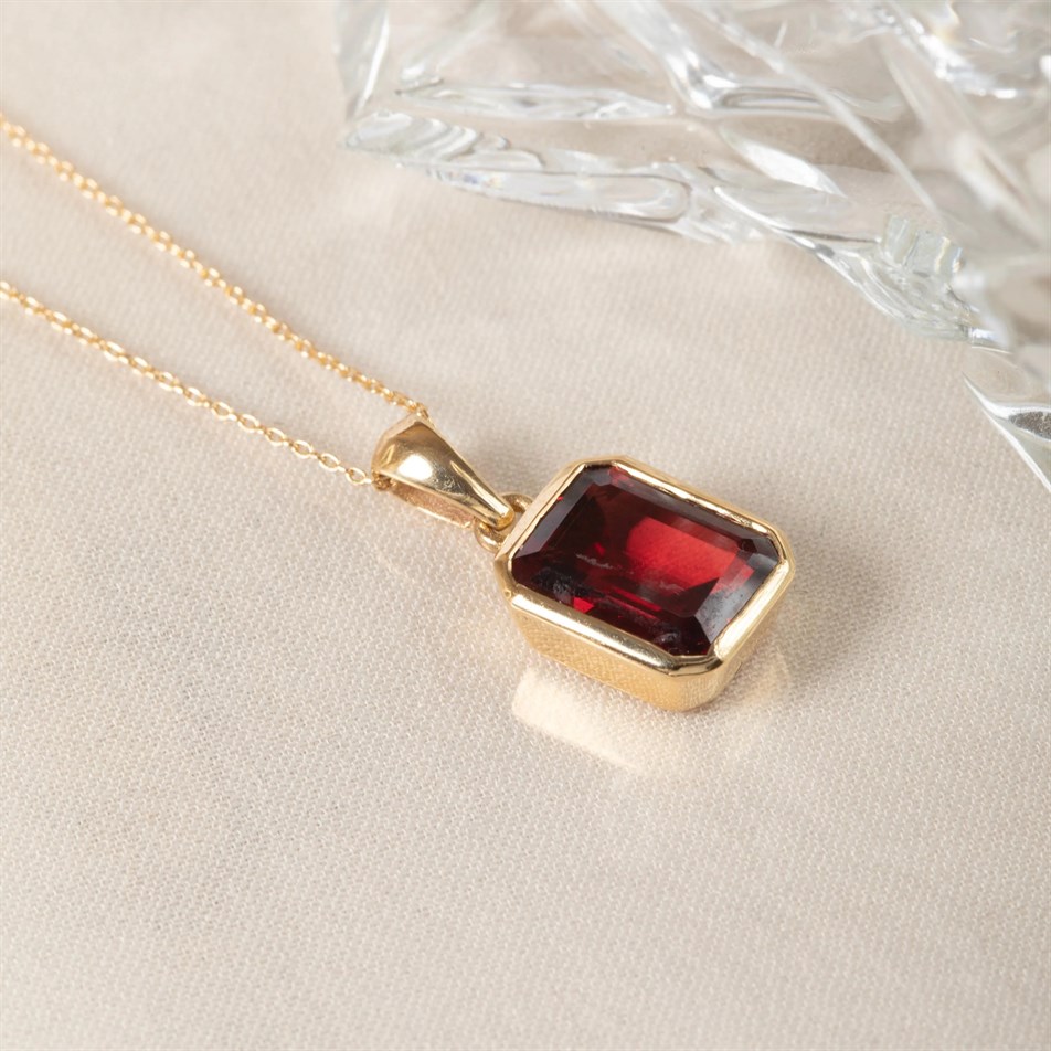 2.36 Carat Garnet Gold Necklace