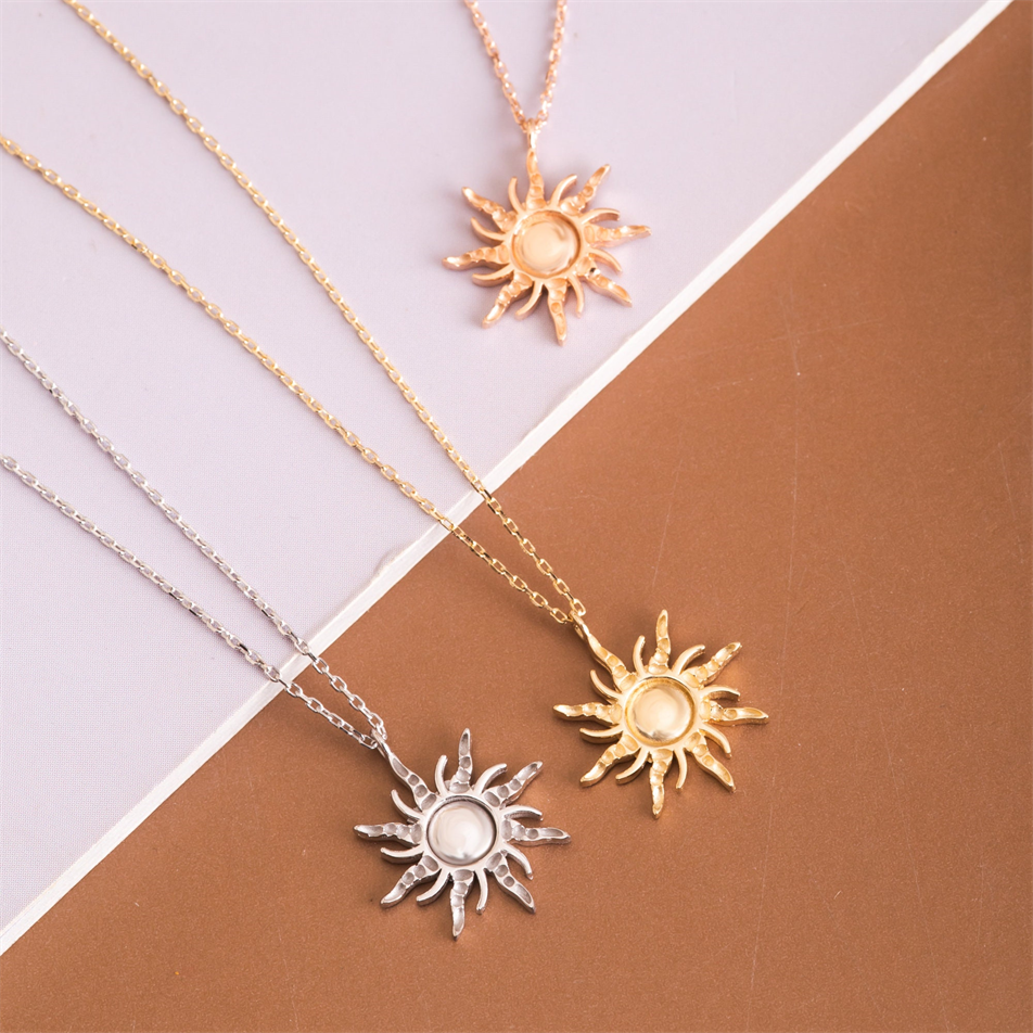 Altın Güneş Figürlü Kolye