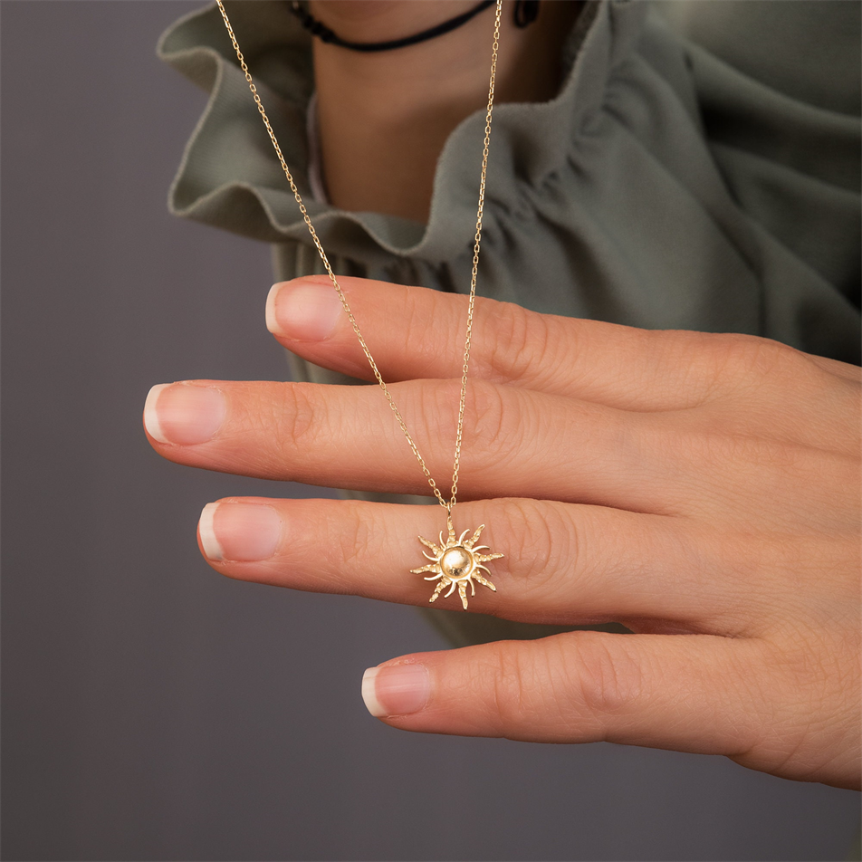 Altın Güneş Figürlü Kolye