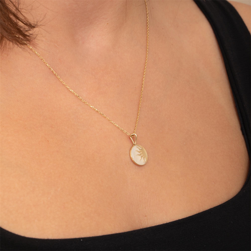 Altın Güneş Figürlü Kolye