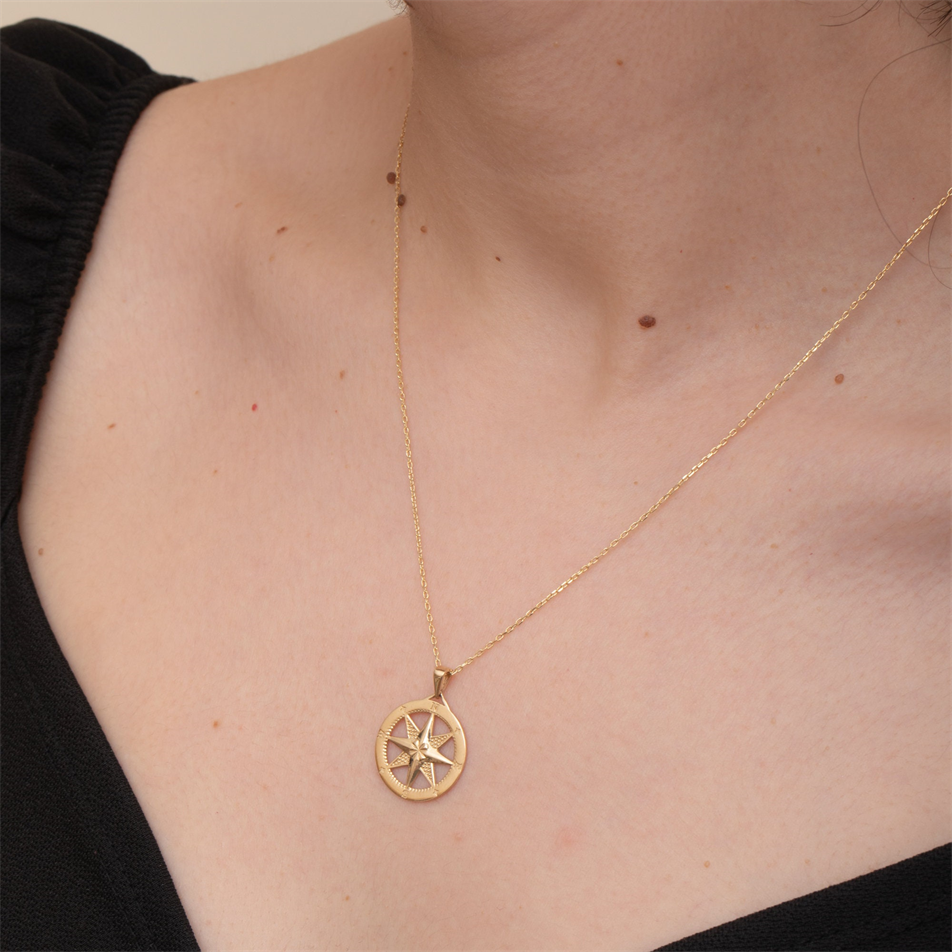 Altın Pusula Figürlü Kolye