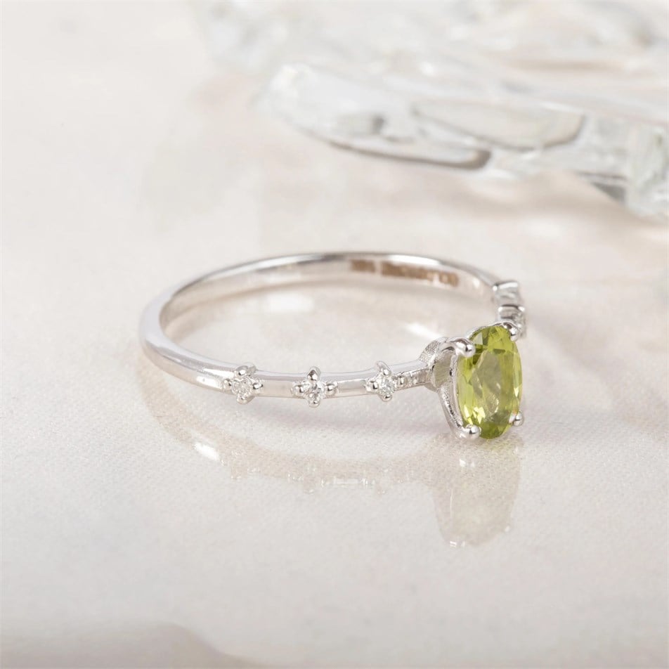 Peridot Parıltısı Altın Yüzük