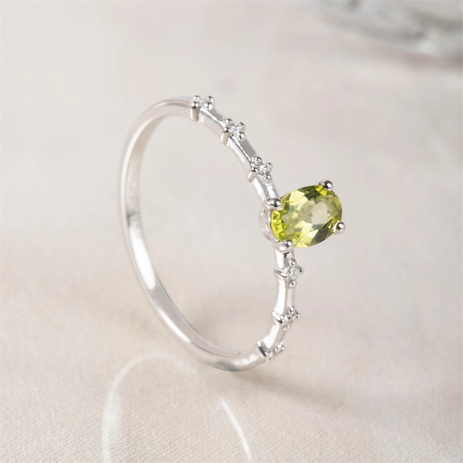Peridot Parıltısı Altın Yüzük