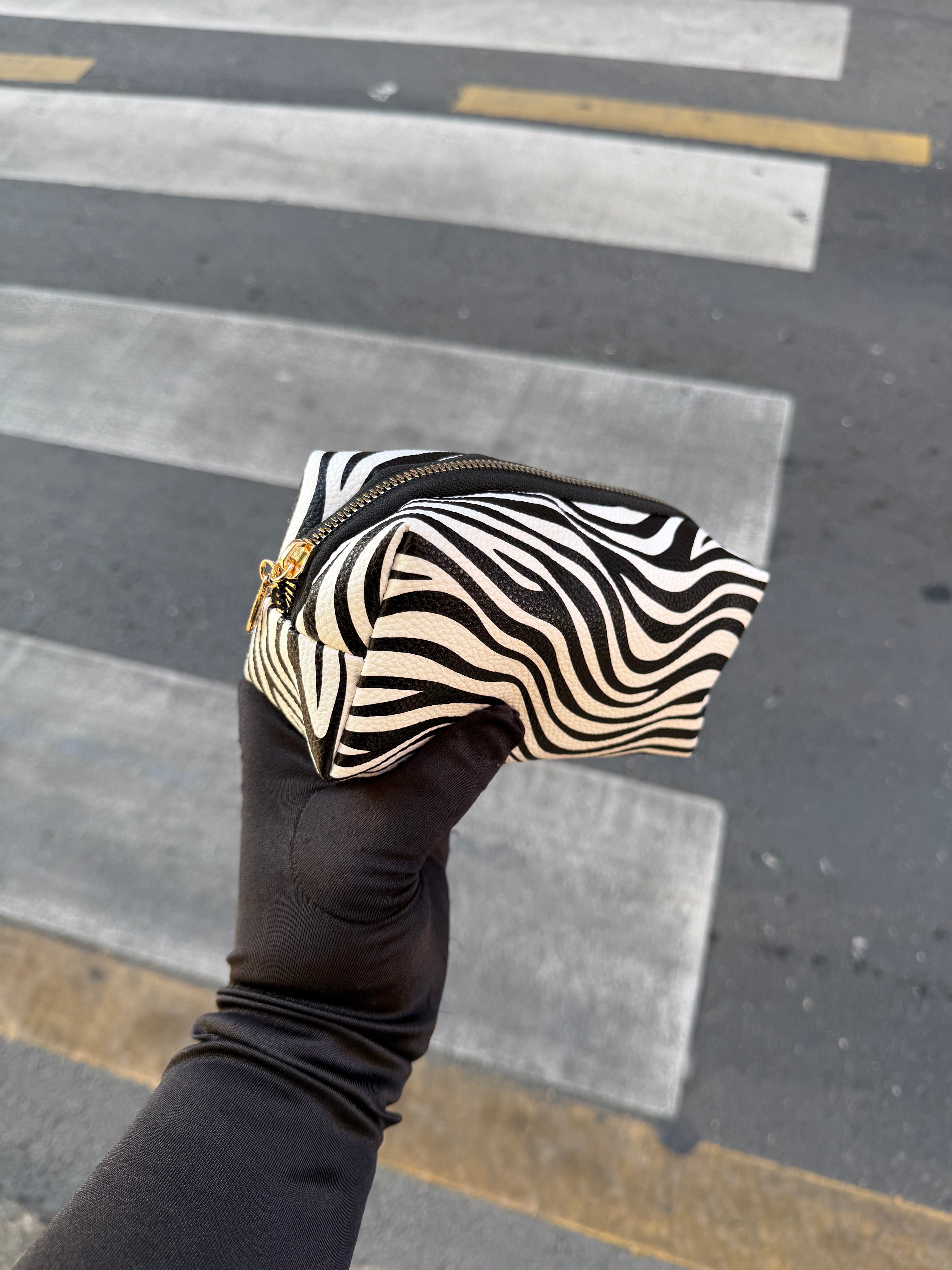Zebra Desenli Makyaj Çantası – Siyah Beyaz Fermuarlı Kozmetik Çanta