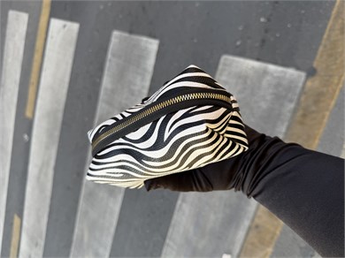 Zebra Desenli Makyaj Çantası – Siyah Beyaz Fermuarlı Kozmetik Çanta