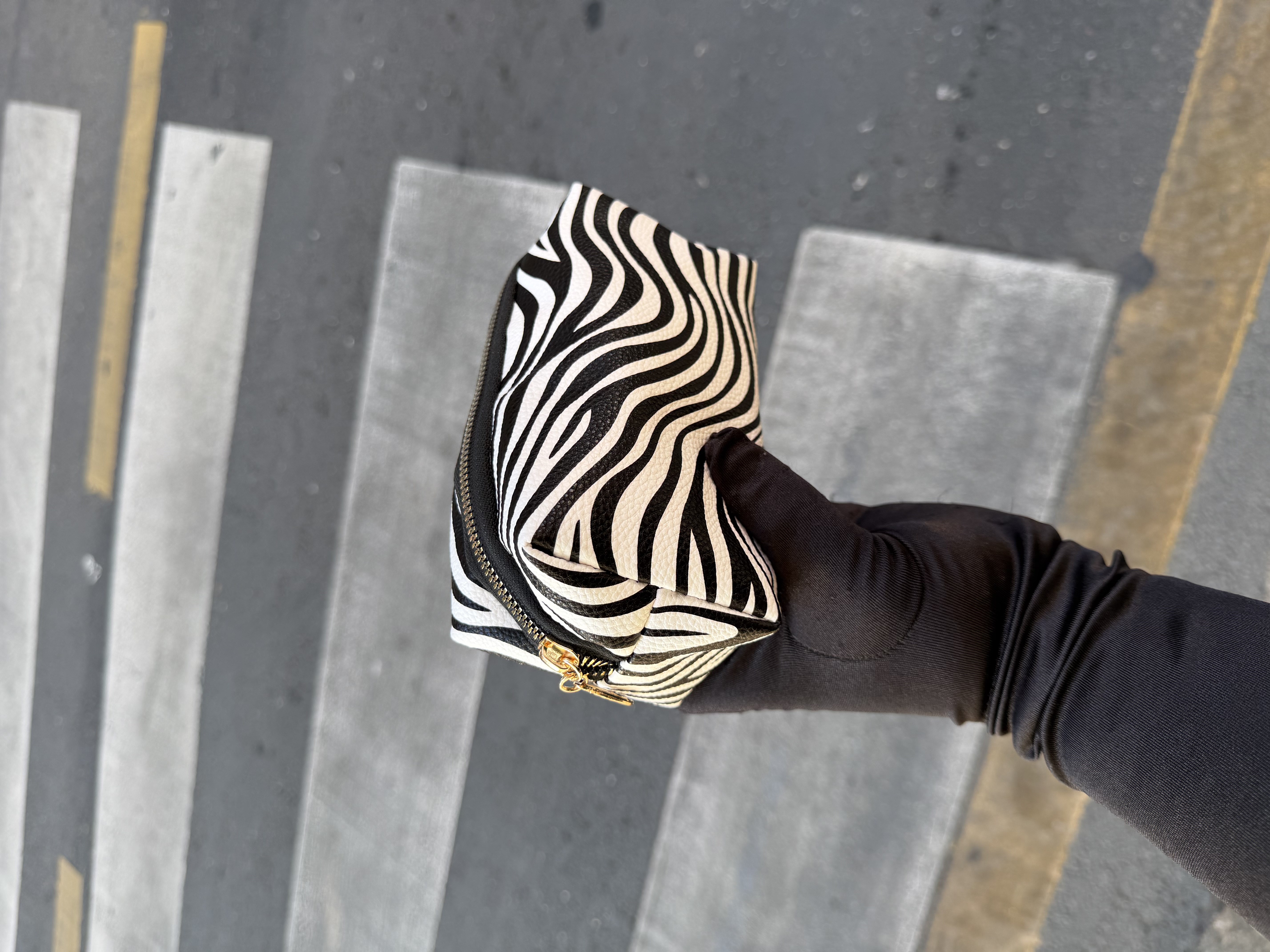 Zebra Desenli Makyaj Çantası – Siyah Beyaz Fermuarlı Kozmetik Çanta