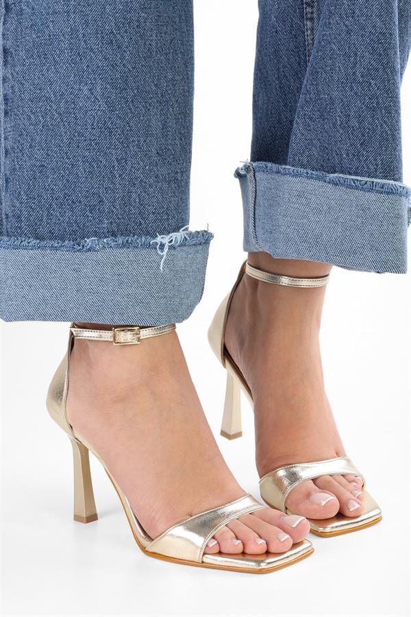 Kadın Vinetta Altın Kırışık Parlak Topuklu Ayakkabı