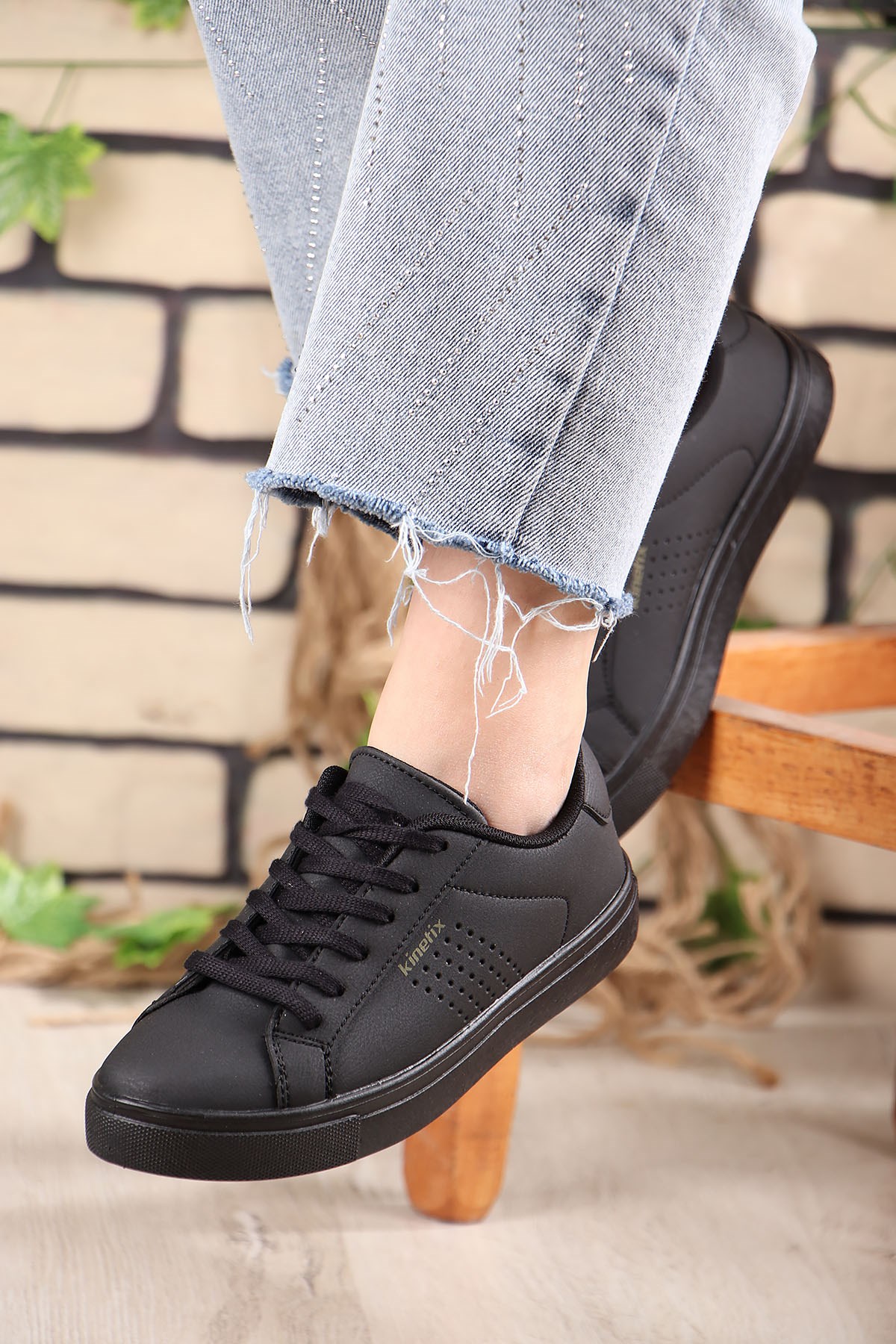 Kinetix Poro Anatomik Tabanlı Bağcıklı Kadın Sneaker