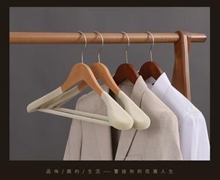 100 Adet Kadife Askı Ahşap Ceket Askısı Kadife Kaplama Papuçlu Geniş Omuzlu Naturel 45 Cm