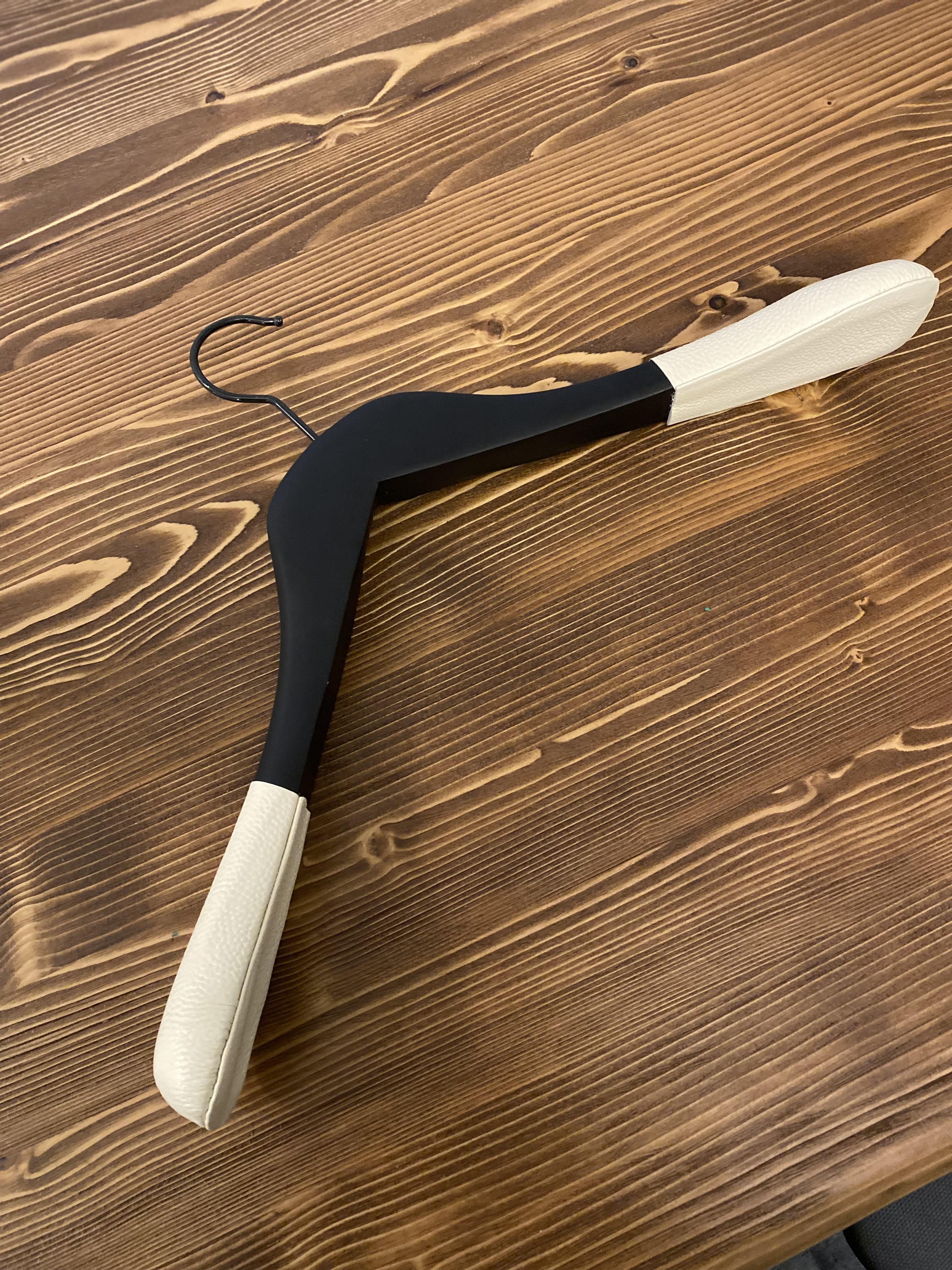 10 Adet Siyah Ahşap Ceket Askısı Kalın Omuzlu, Deri Kaplama Omuz Detaylı Takım Elbise Askısı 44 cm