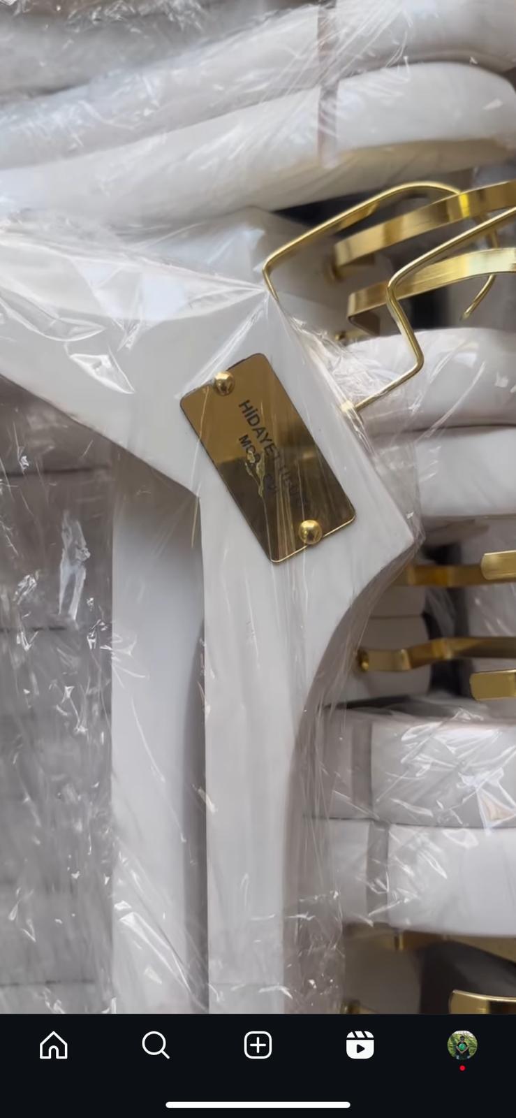 100 Adet Beyaz Ahşap Ceket Askısı Düz Başlı 3 Cm Kalınlık 43 Cm Metal Plaka