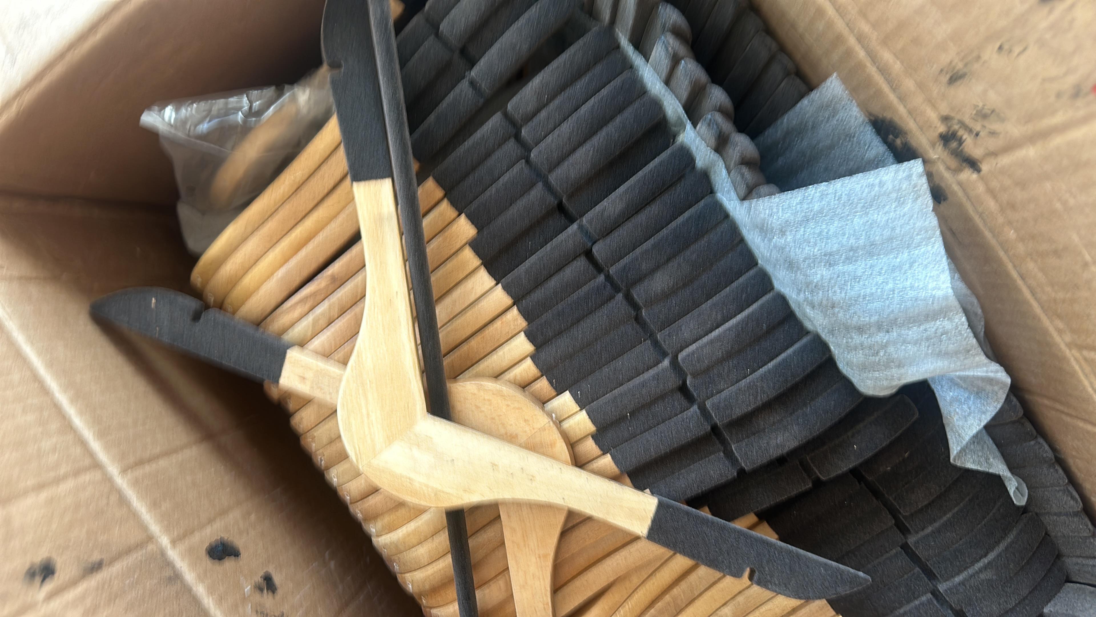 100 Adet Kadife Askı Lüks Kadife Elbise Askısı Omuz Kaplamalı Ahşap Elbise Askısı Kadife 43 Cm