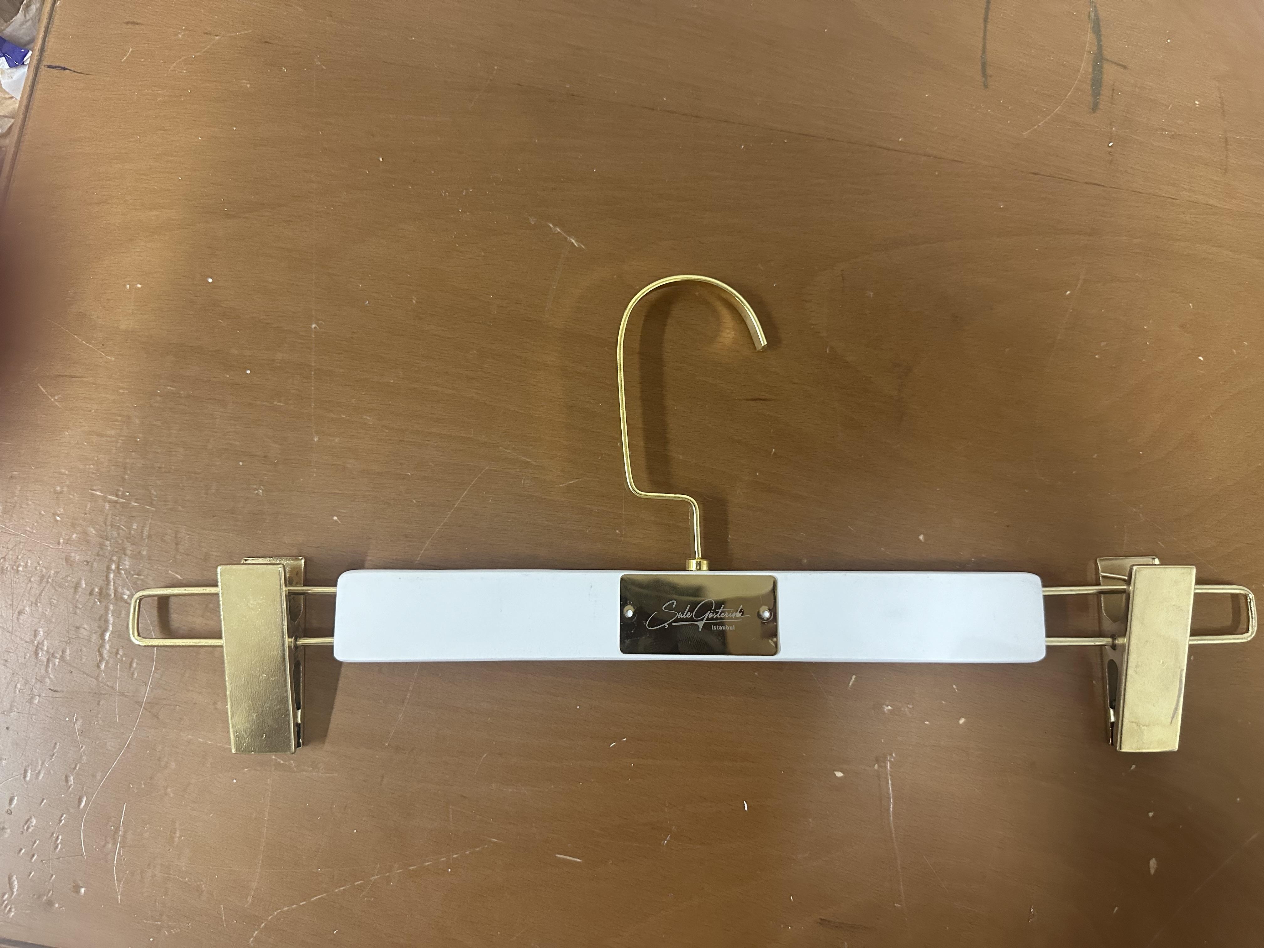 200 adet beyaz elbise askısı, 100 adet beyaz etek askısı, 50 adet 3 cm beyaz kaban askısı gold amerikan kanca gold plaka