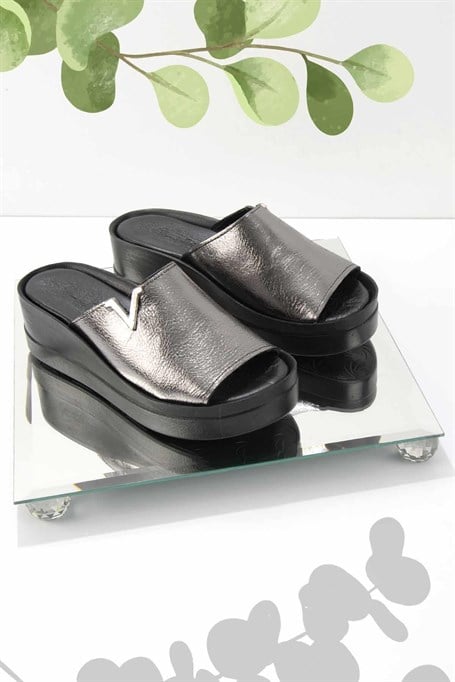 Platin Kırışık Hakiki Deri Kadın Terlik K04331141103