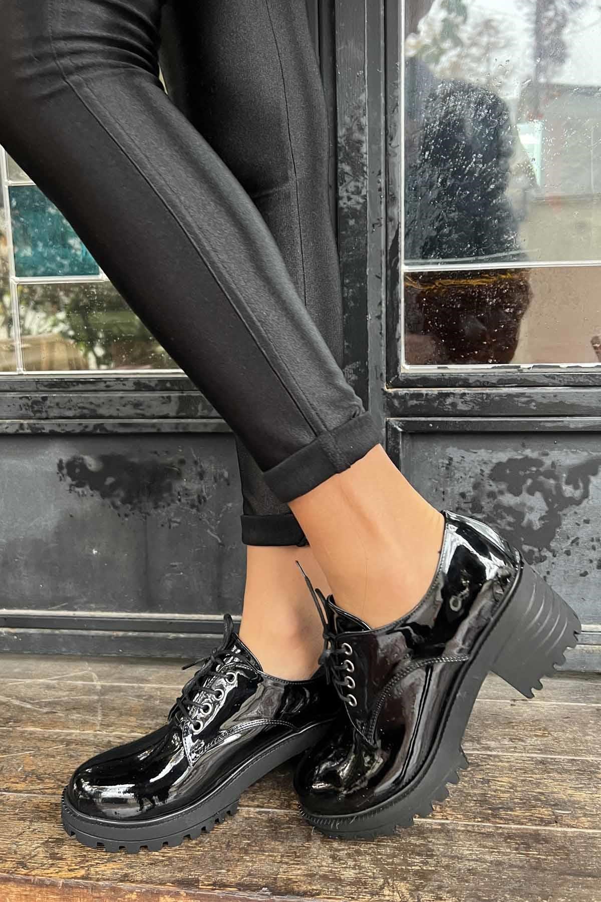 Siyah Rugan Kadın Oxford Ayakkabı K01688010608