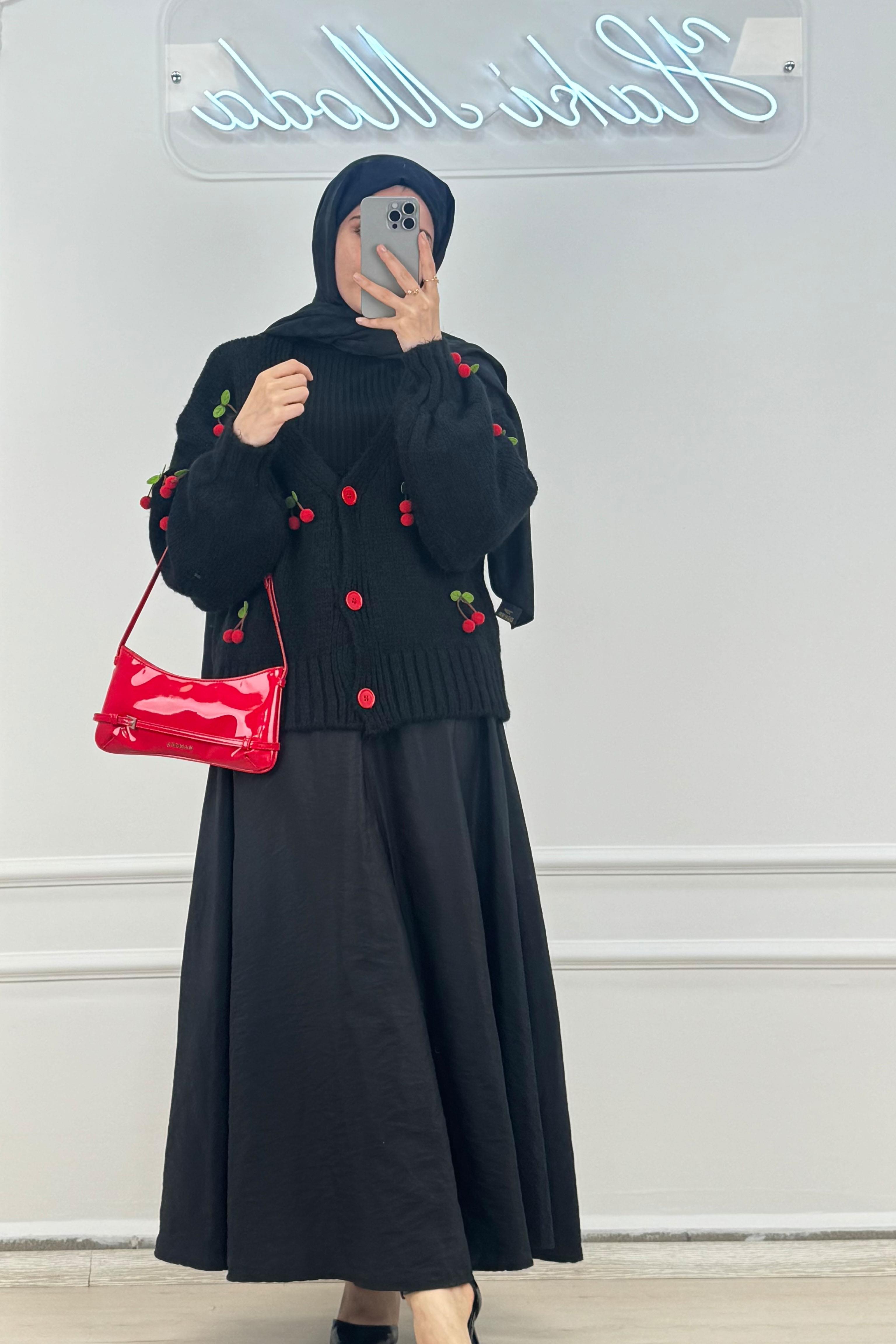 Kiraz Detaylı Siyah HırkaHM1318