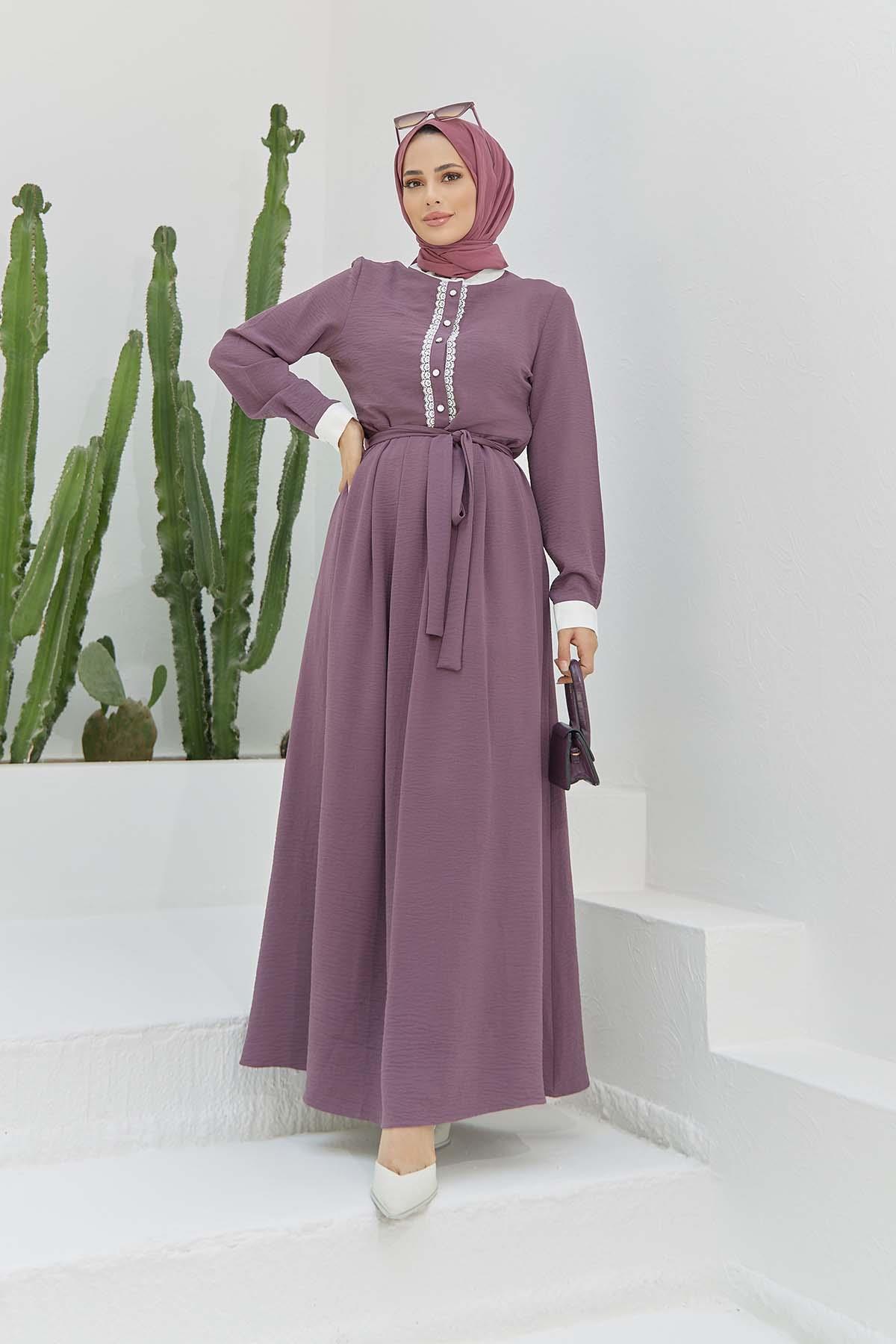 Tesettür Dantel Detaylı Kuşaklı Elbise LilaHM4029