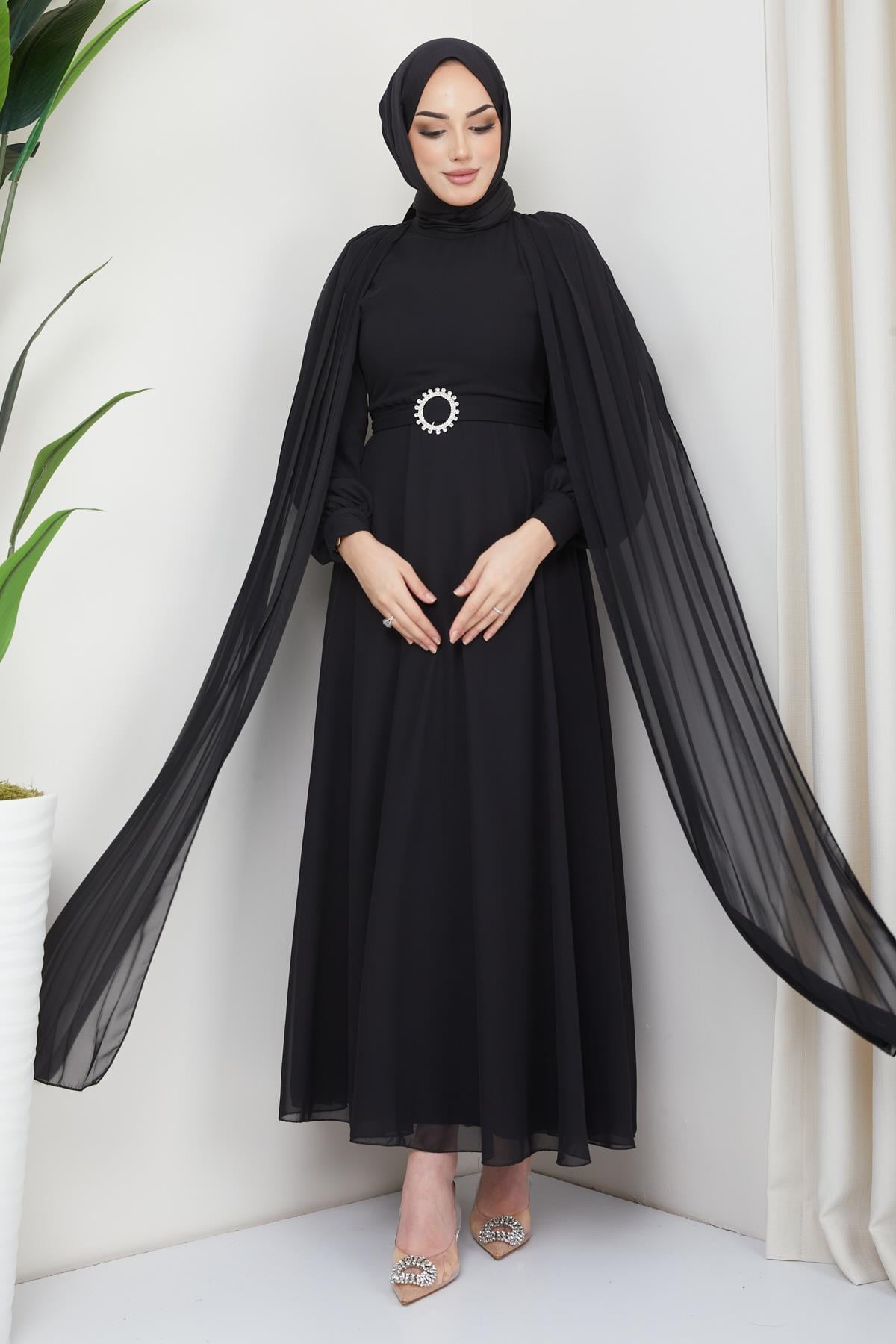 Tesettür Drape Pilise Detay Tokalı Şifon Abiye SiyahHM4177