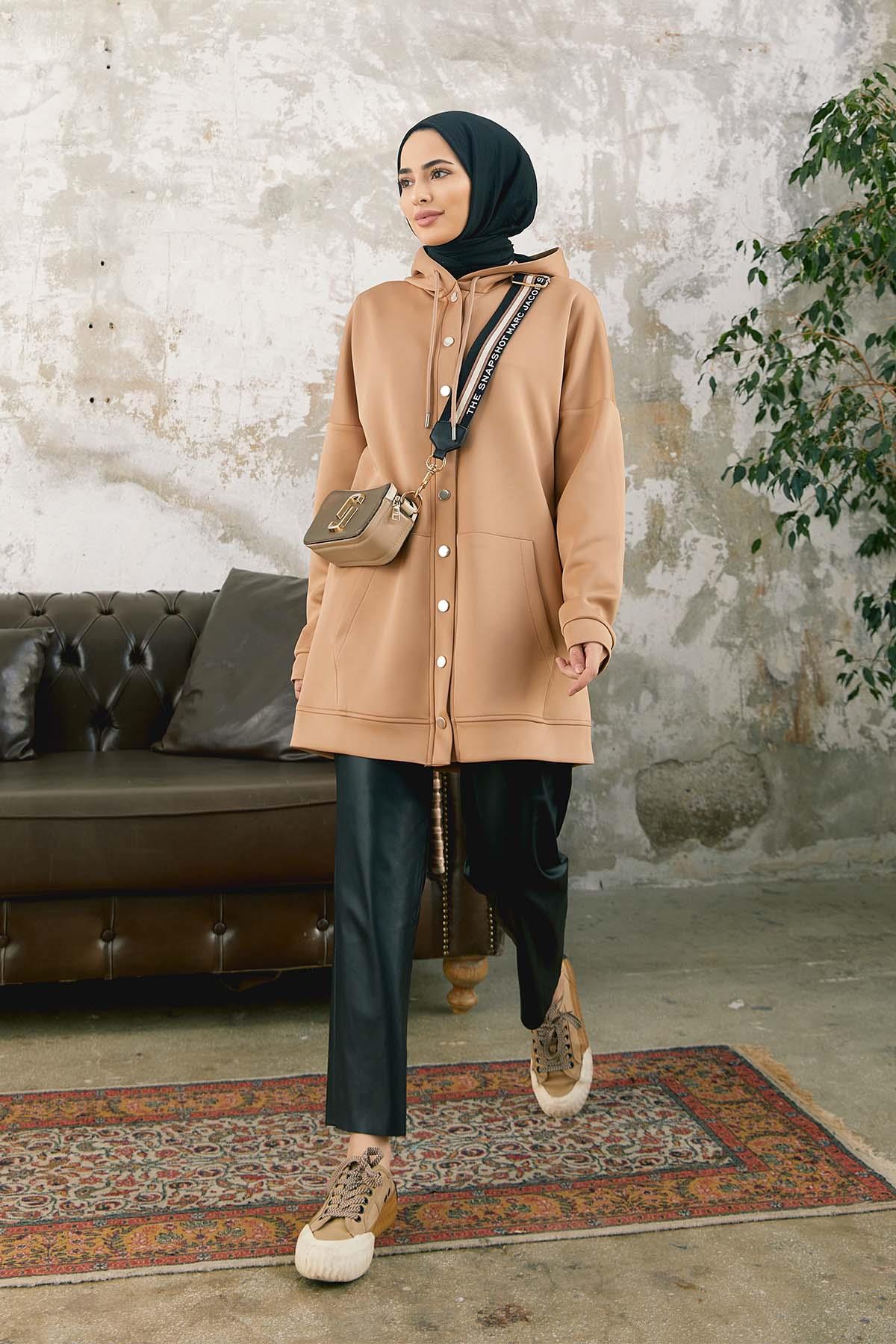 Tesettür Kapşonlu Çıtçıtlı Trenç CamelHM4064