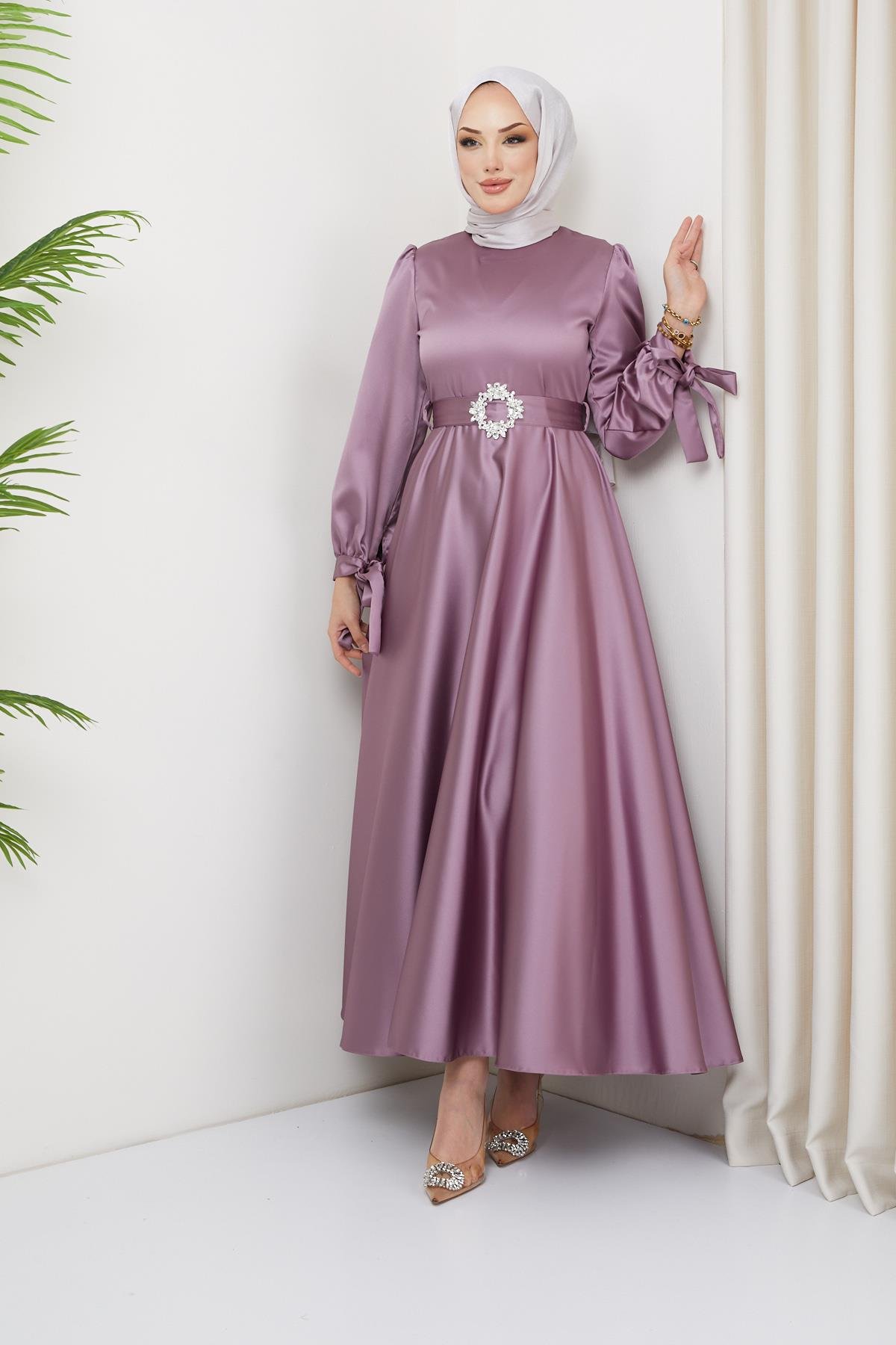 Tesettür Manşeti Bağcıklı Kemeri Taşlı Saten Abiye LilaHM4133-1