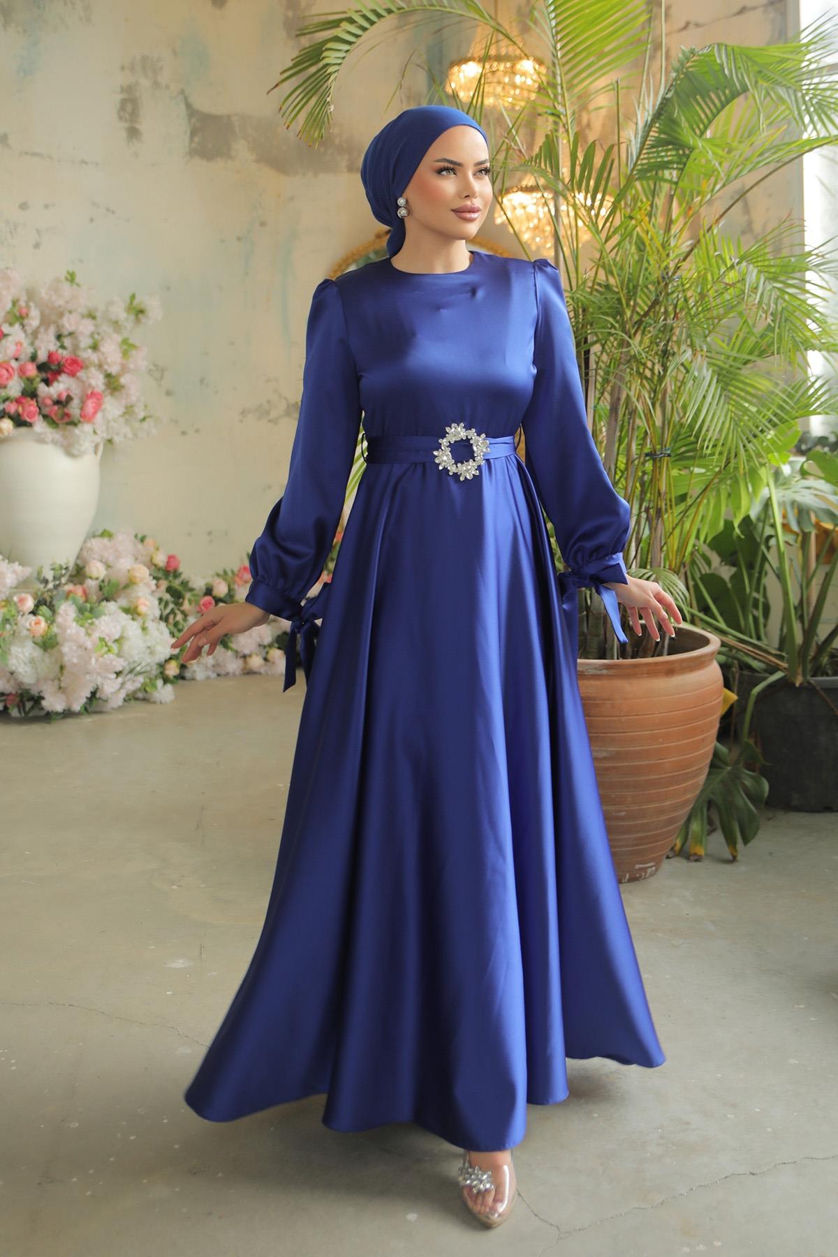 Tesettür Manşeti Bağcıklı Kemeri Taşlı Saten Abiye Saks MavisiHM4133-1