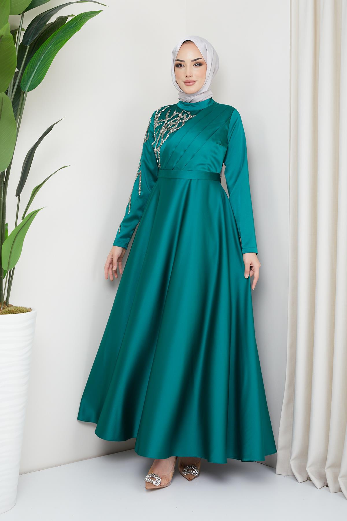 Tesettür Piliseli, Meç Süslemeli Saten Abiye Zümrüt YeşiliHM4209