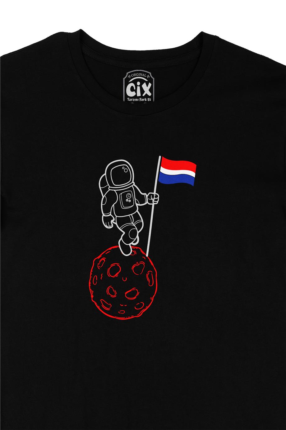 Bayraklı Astronot Siyah Tişört
