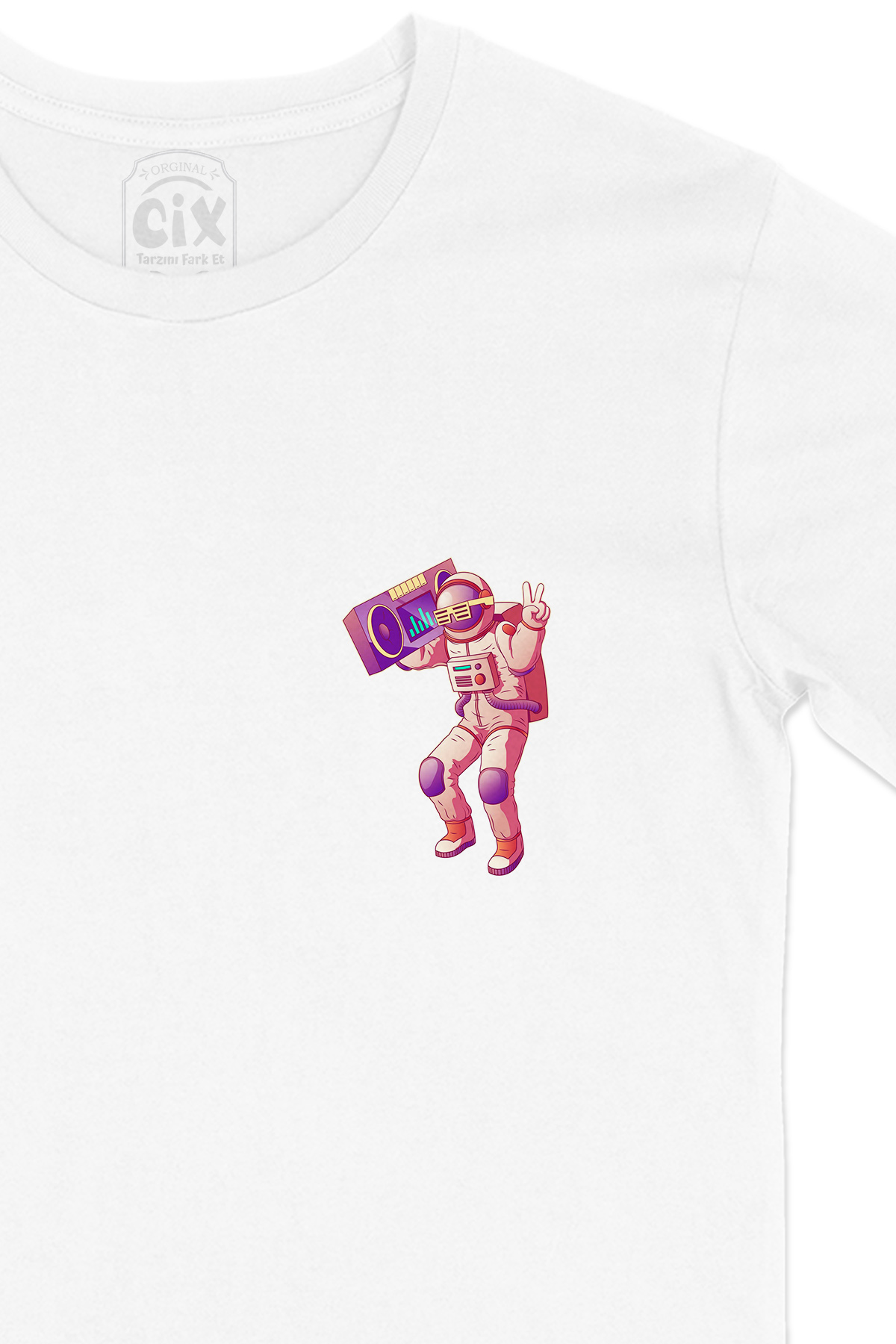 Dans Eden Astronot Cep Logo Tasarımlı Beyaz Tişört