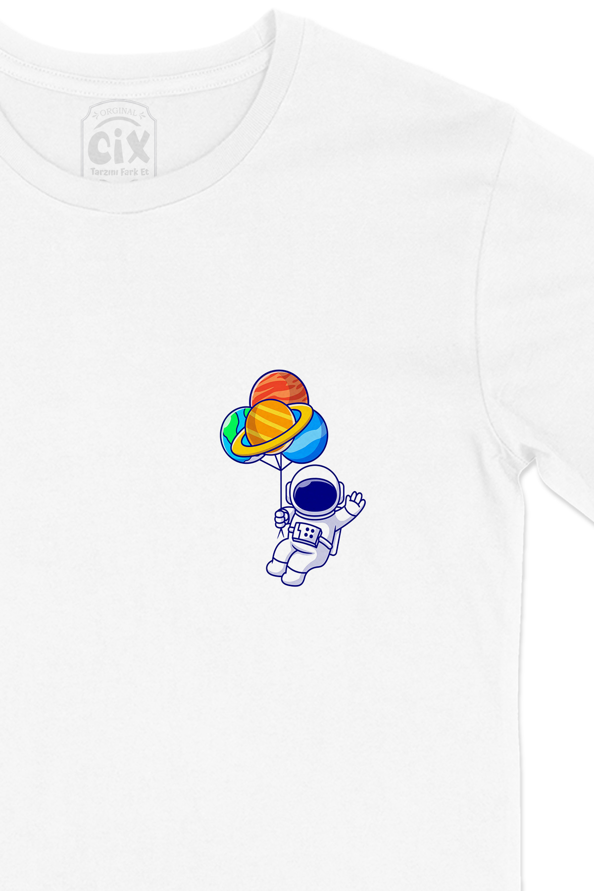 Gezegen Balonlu Astronot Cep Logo Tasarımlı Beyaz Tişört