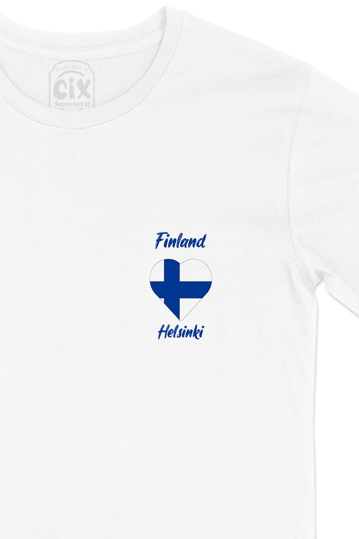 Helsinki Finlandiya Bayraklı Kalpli Cep Logo Tasarımlı Beyaz Tişört