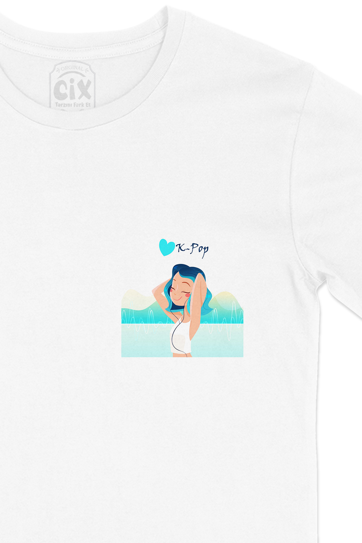 K-Pop Kızı Cep Logo Tasarımlı Beyaz Tişört