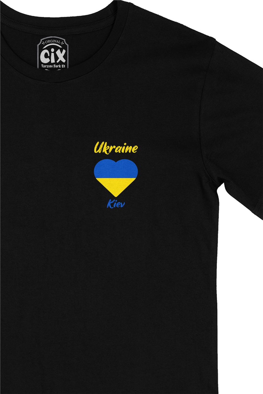 Kiev Ukrayna Bayraklı Kalpli Cep Logo Tasarımlı Siyah Tişört