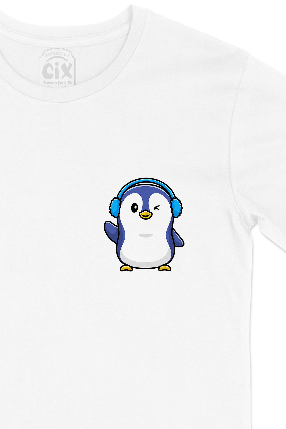 Kulaklıklı Penguen Cep Logo Tasarımlı Beyaz Tişört